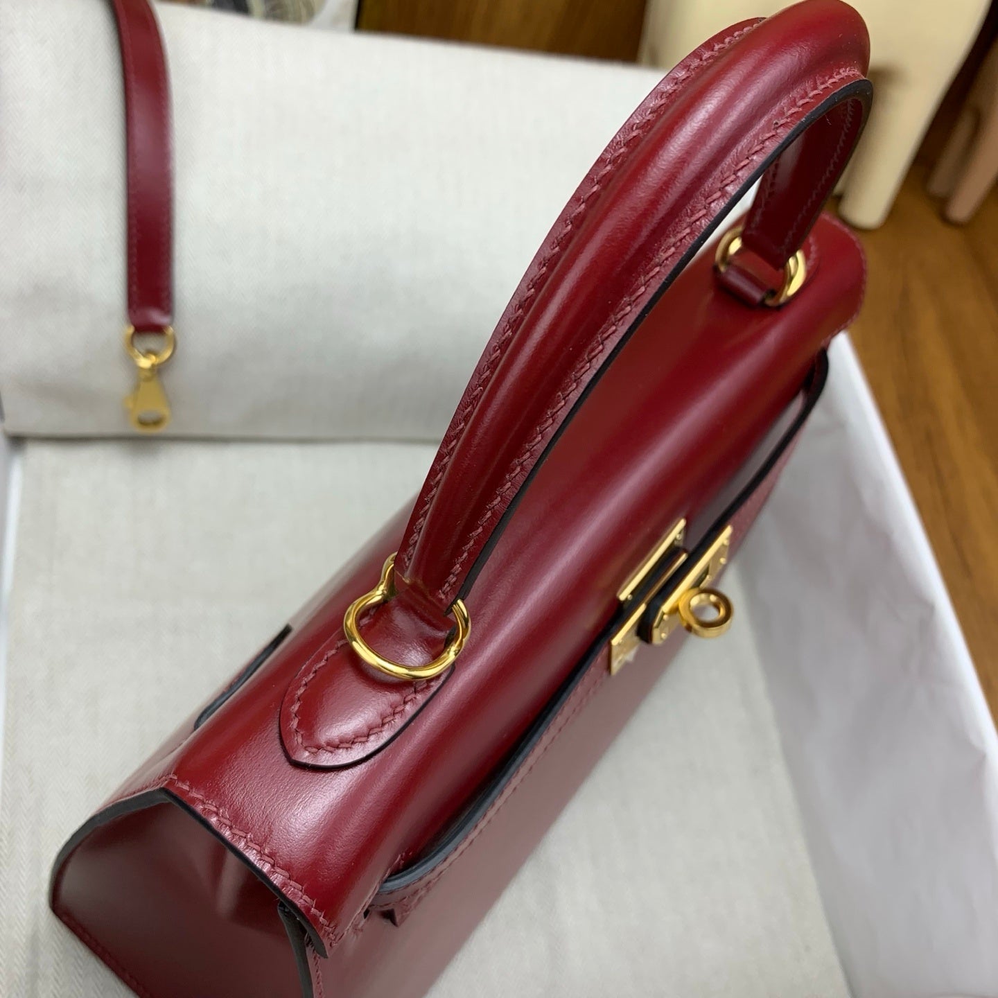 LUXURY DEEP RED LEATHER TOP HANDLE HANDBAG WITH GOLD HARDWARE