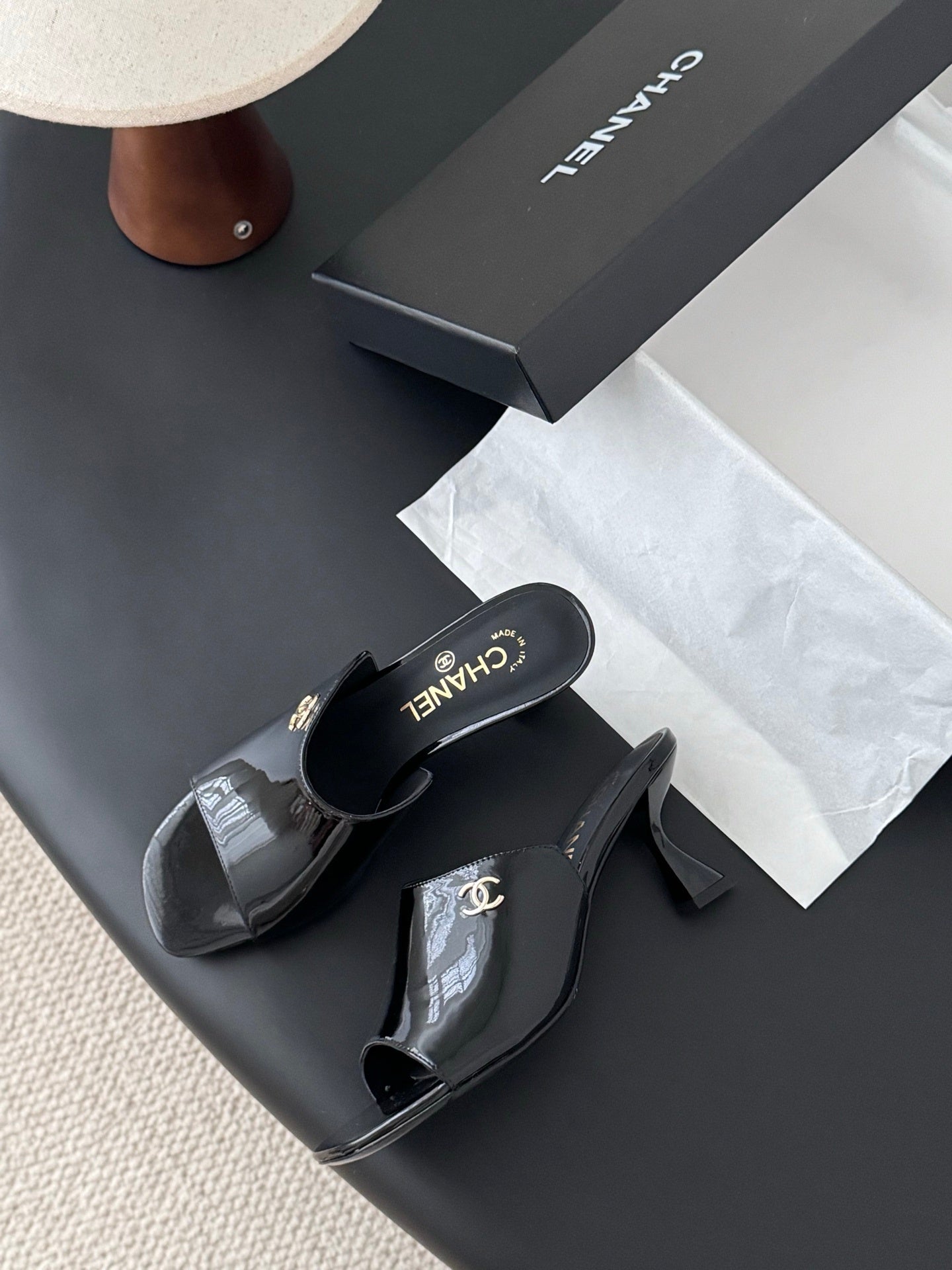 BLACK GLOSSY SLIDE SANDALS