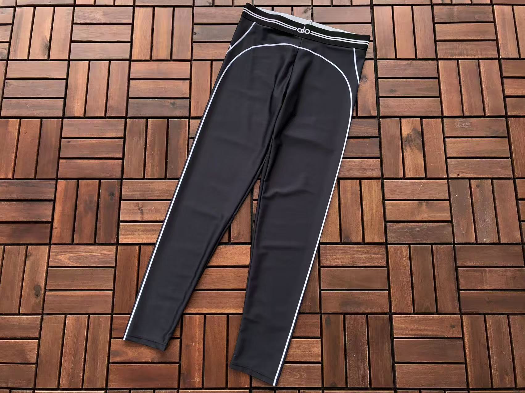 CONTRAST TRIM SPORTS BRA & LEGGINGS SET