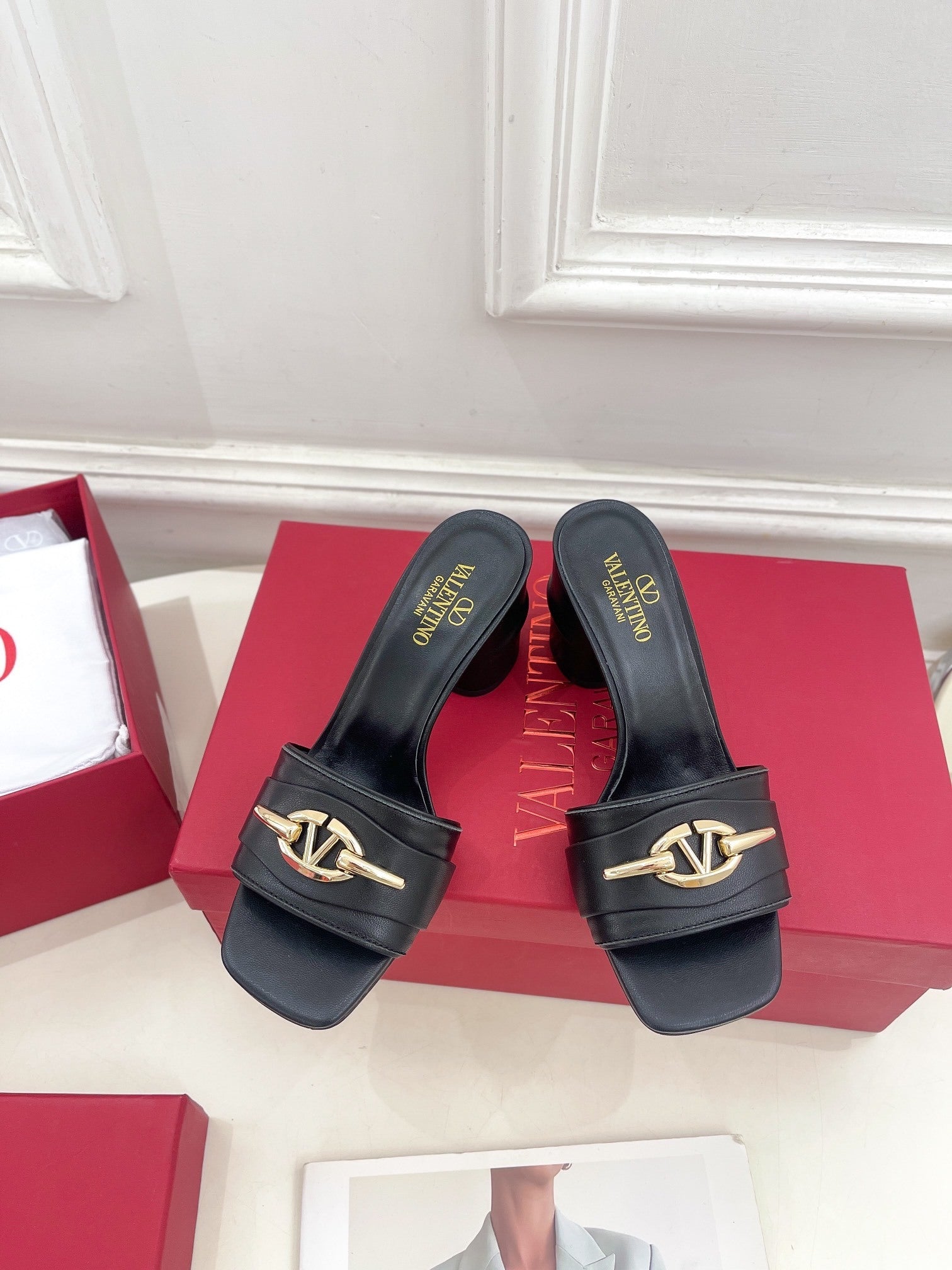 MID-HEEL SLIDE SANDALS – BLACK LEATHER WITH GOLD-TONE HARDWARE