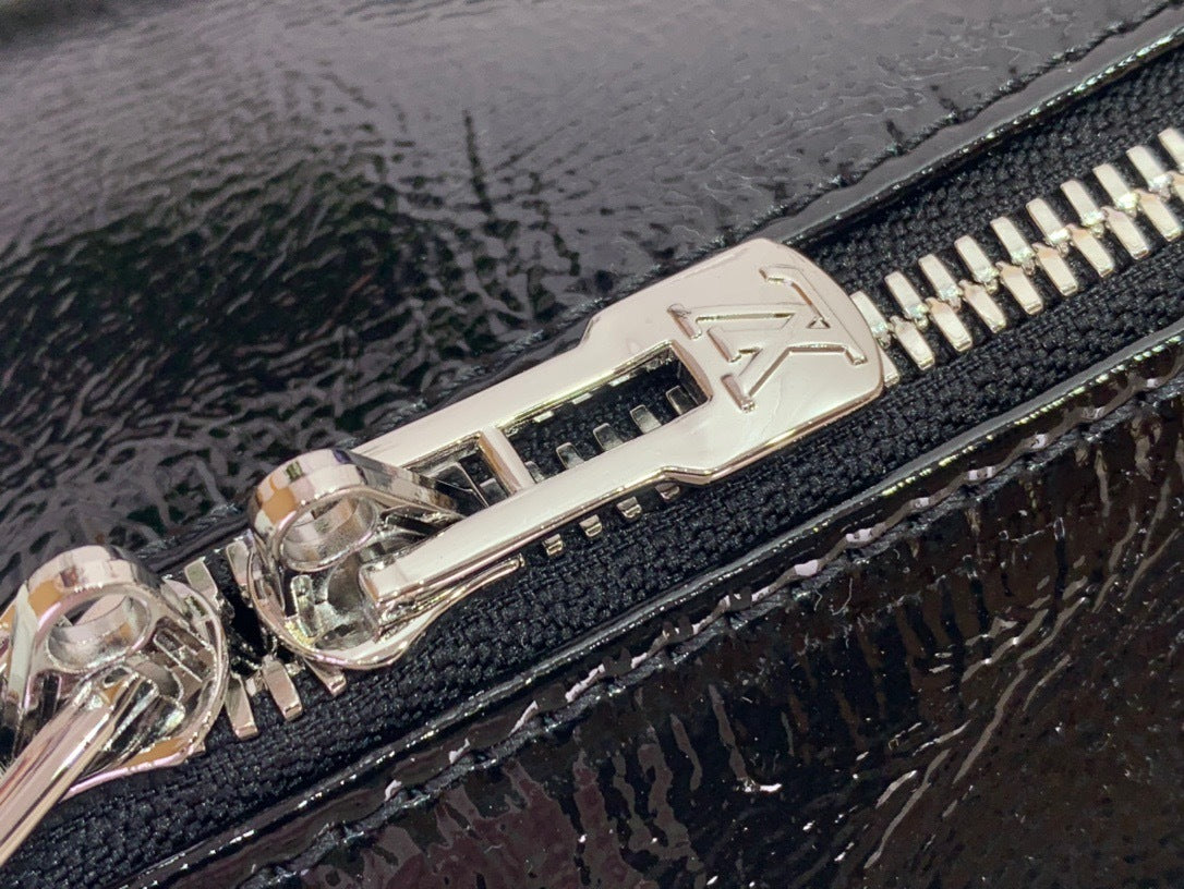 SLEEK ZIP SHOULDER BAG