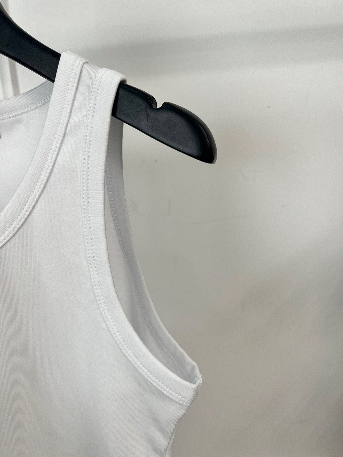 FITTED RIBBED TANK TOP
