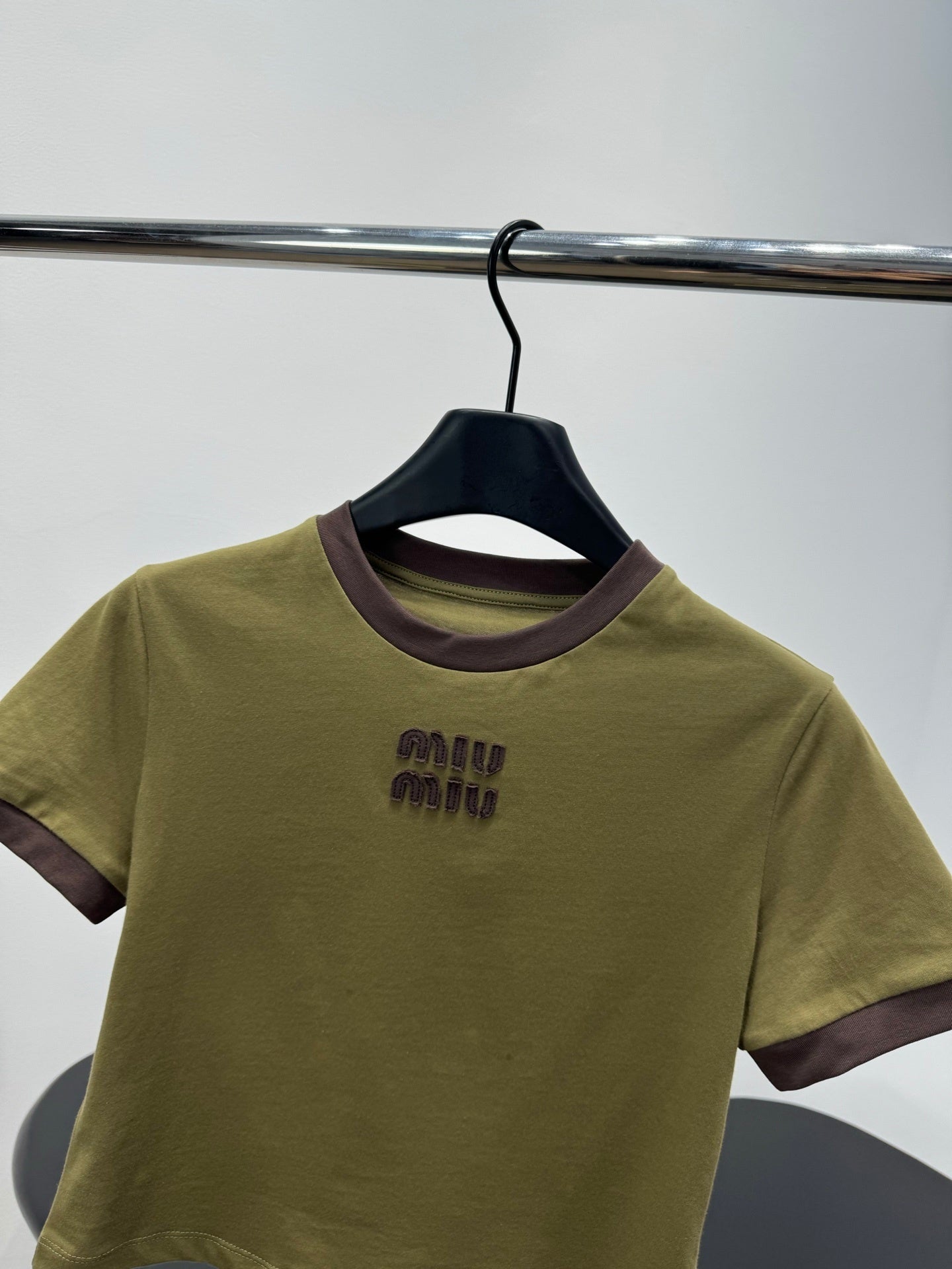 CONTRAST TRIM LOGO CROPPED T-SHIRT