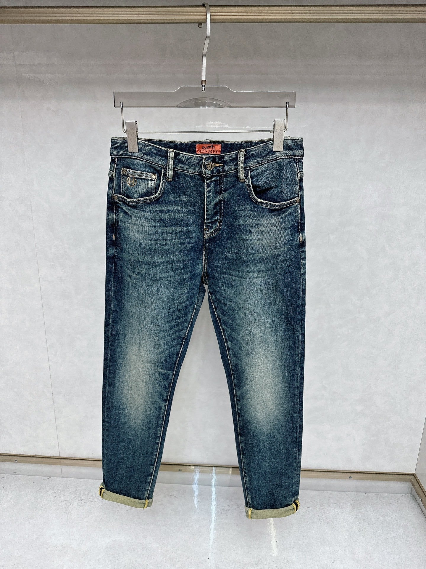 EMBROIDERED BACK POCKET DENIM JEANS WITH VINTAGE WASH