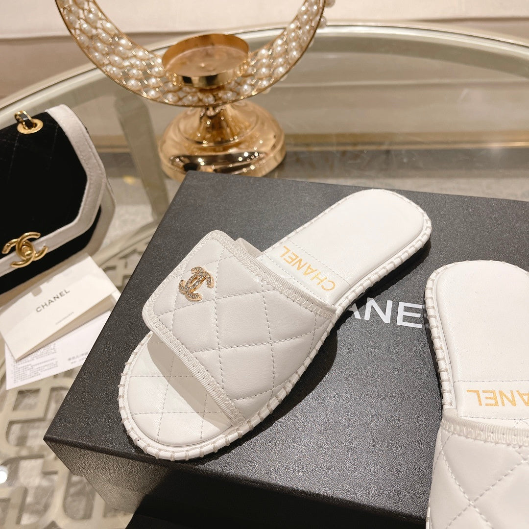 WHITE QUILTED SLIDES