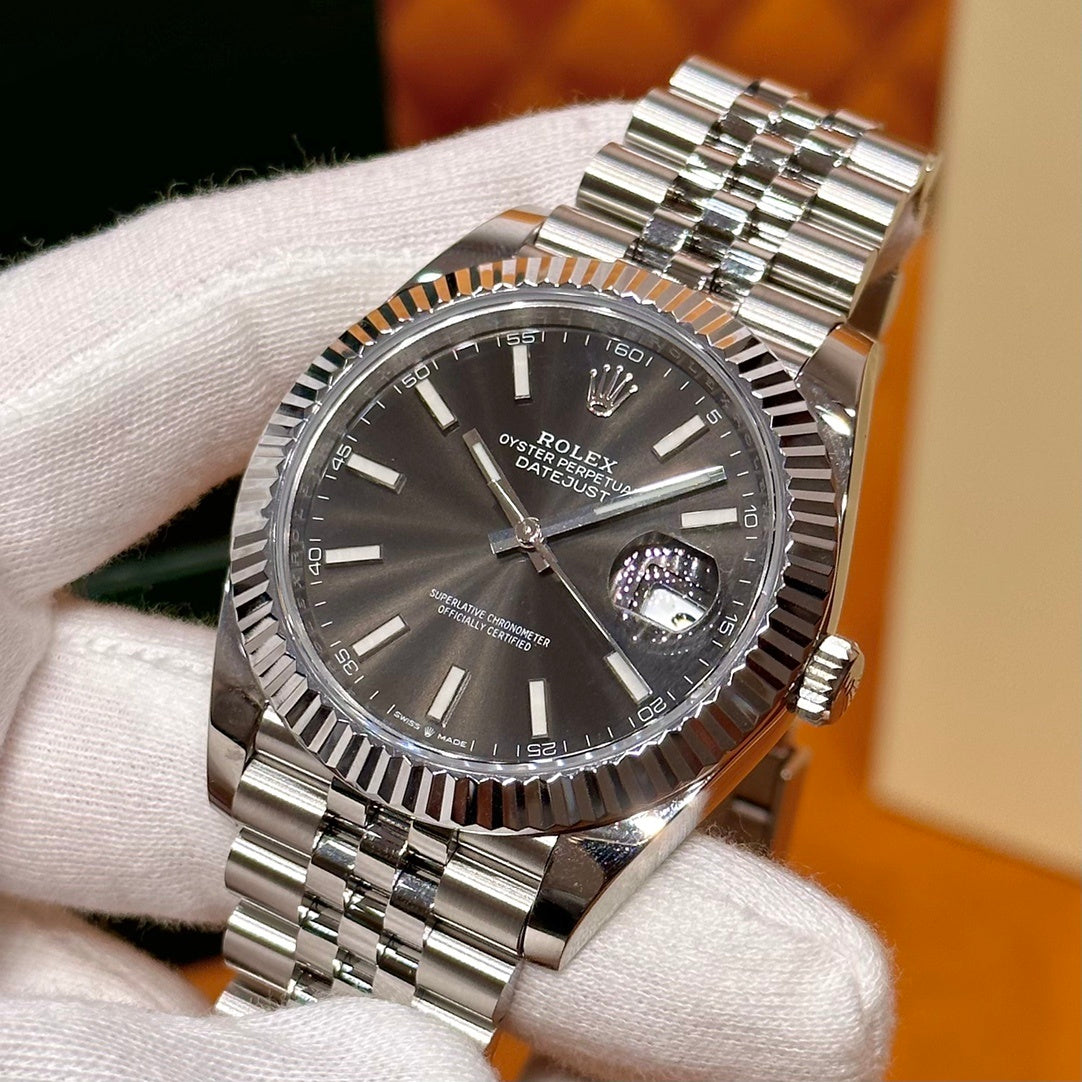 ELEGANT SILVER CLASSIC WATCH