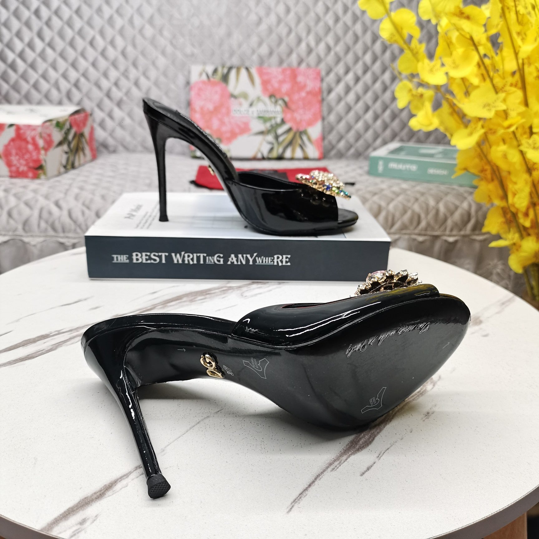 BLACK GLOSSY MULE HEEL SANDALS WITH MULTICOLOR CRYSTAL EMBELLISHMENT