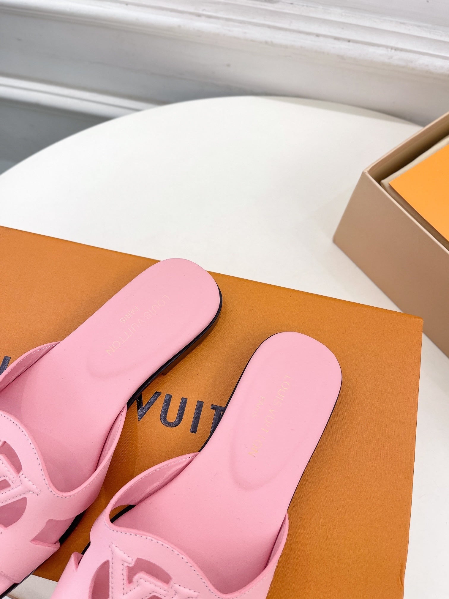 PASTEL PINK LOGO CUT-OUT FLAT SLIDES