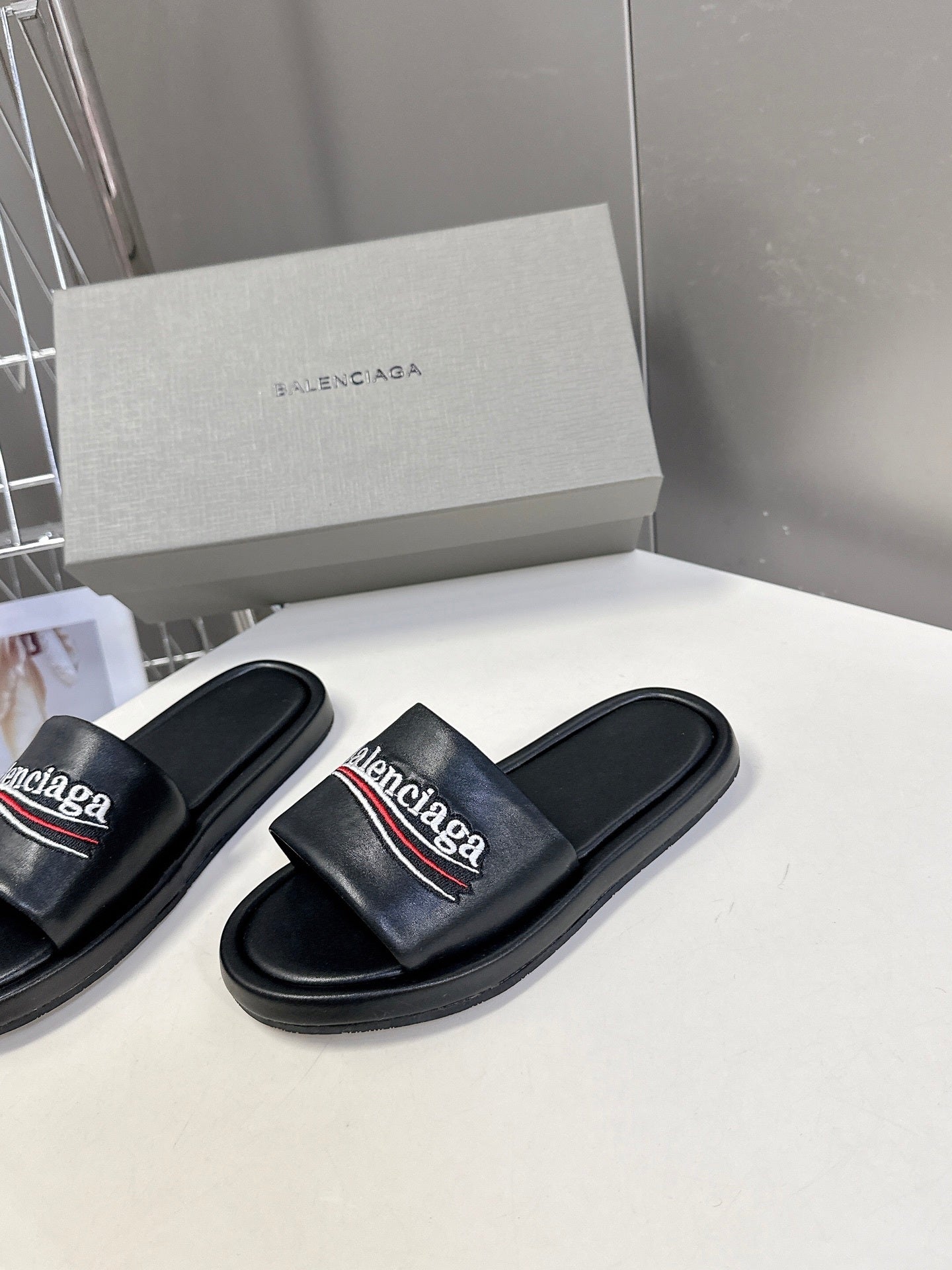 BLACK LOGO SLIDE SANDALS