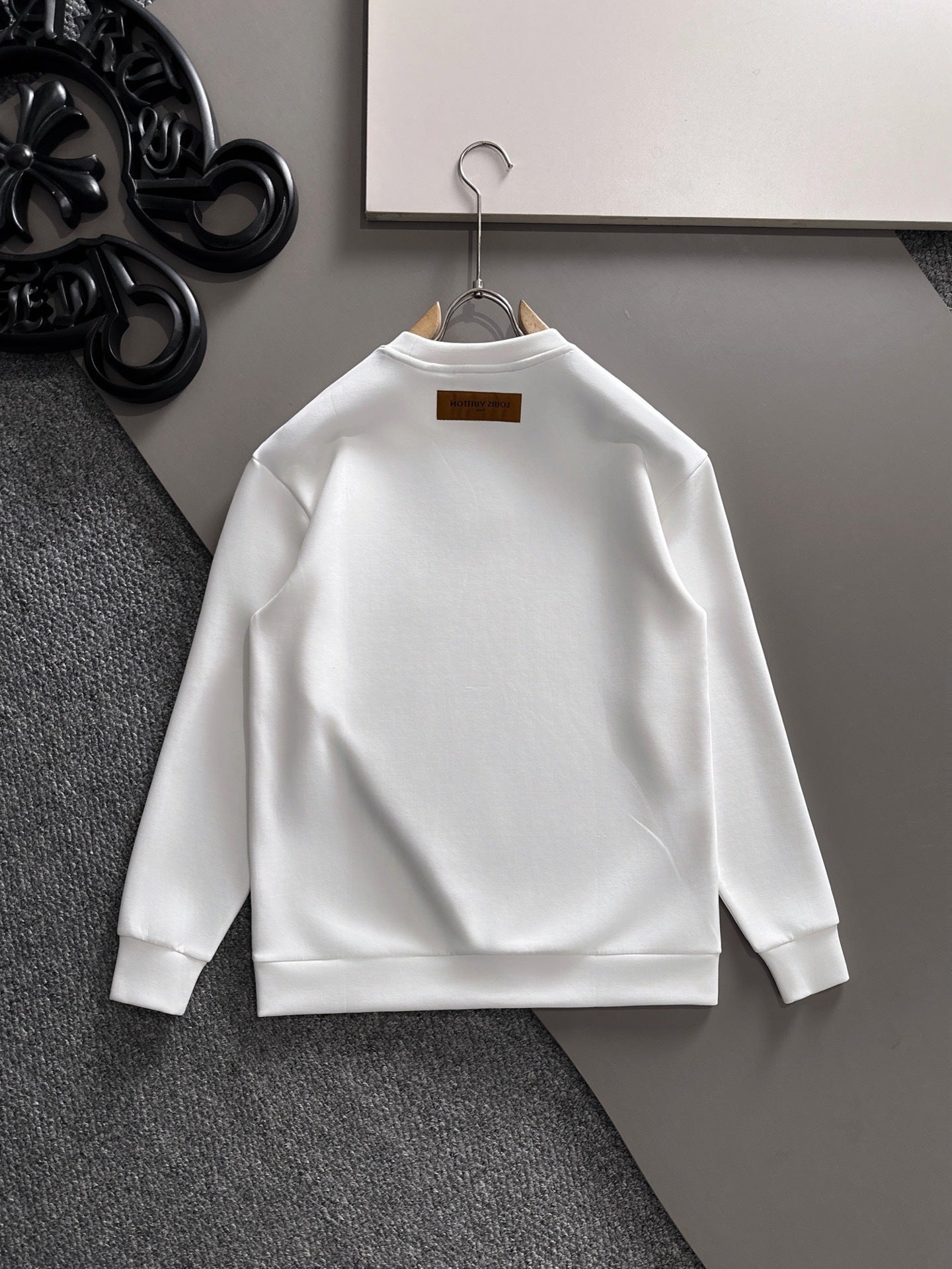 MINIMAL EMBROIDERED CREWNECK SWEATSHIRT