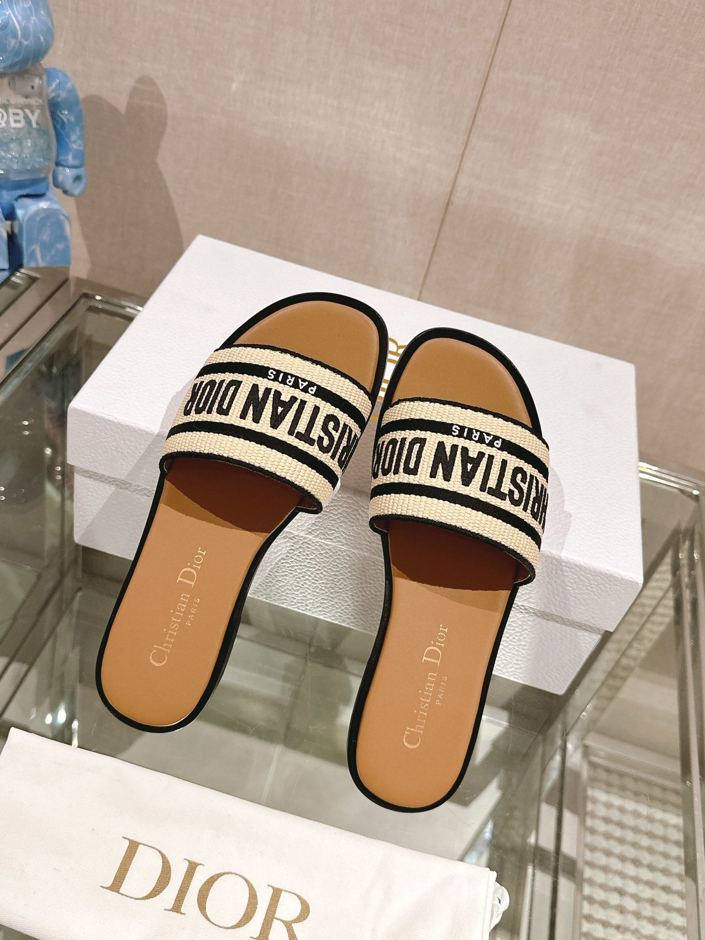 LOGO STRAP SLIDE SANDALS – BEIGE & BLACK