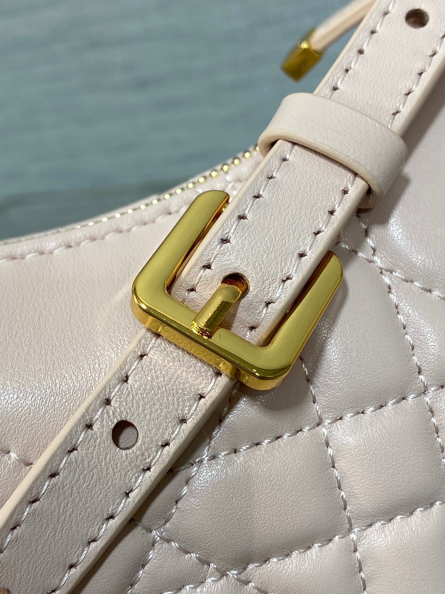 ROSA GESTEPPTE LEDER-HANDTASCHEN MIT OBEREM TRAGEGRIFF