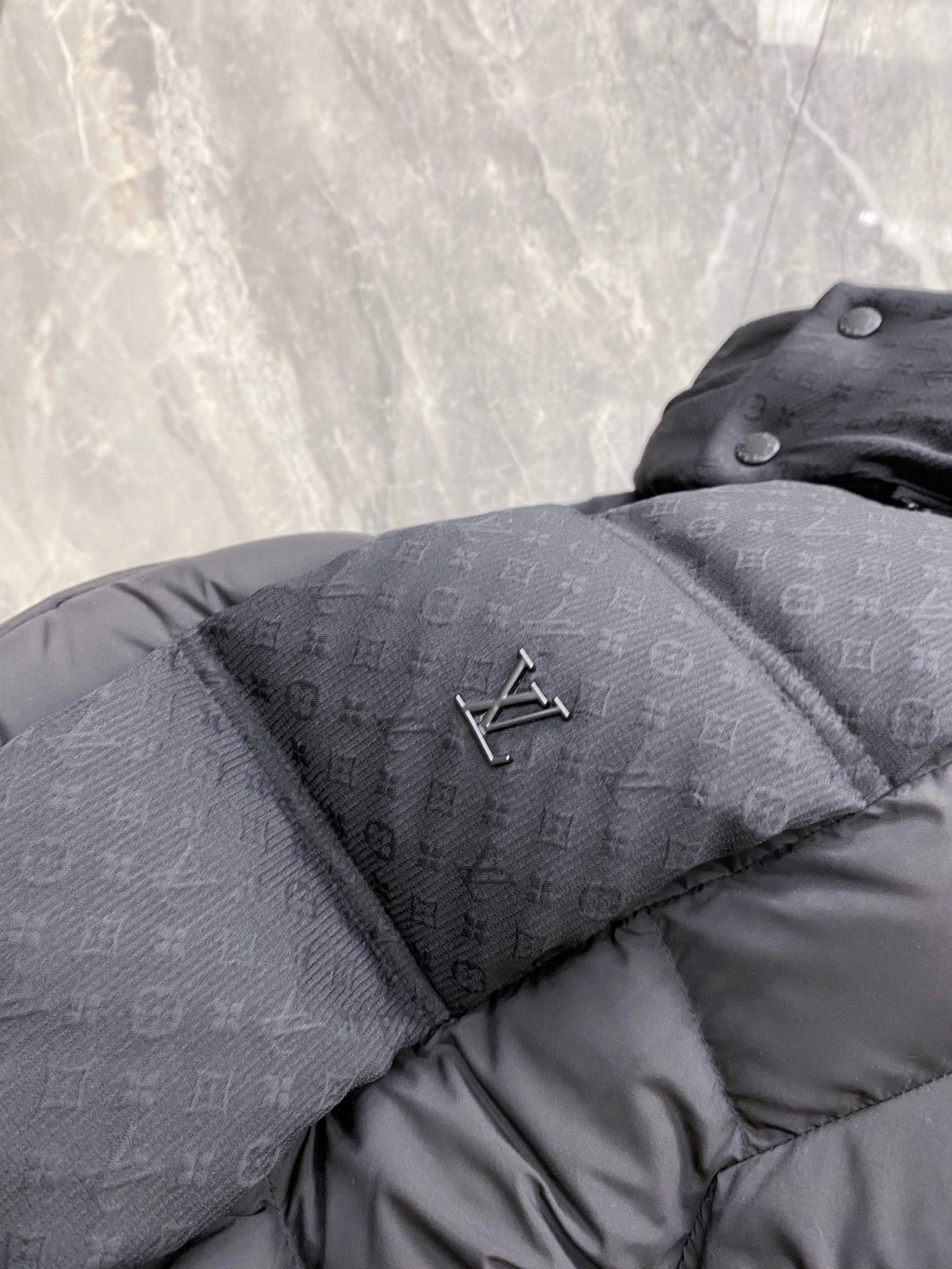 BLACK PADDED PUFFER JACKET WITH HOODED COLLAR