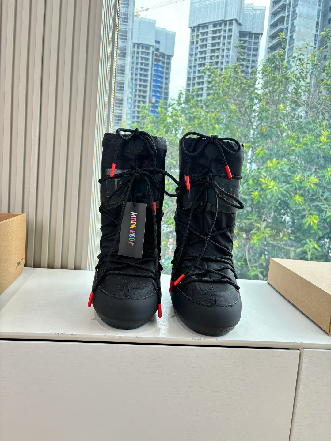 SCHWARZE, ISOLIERTE WINTERSTIEFEL ZUM SCHNÜREN MIT KONTRASTIERENDEN DETAILS