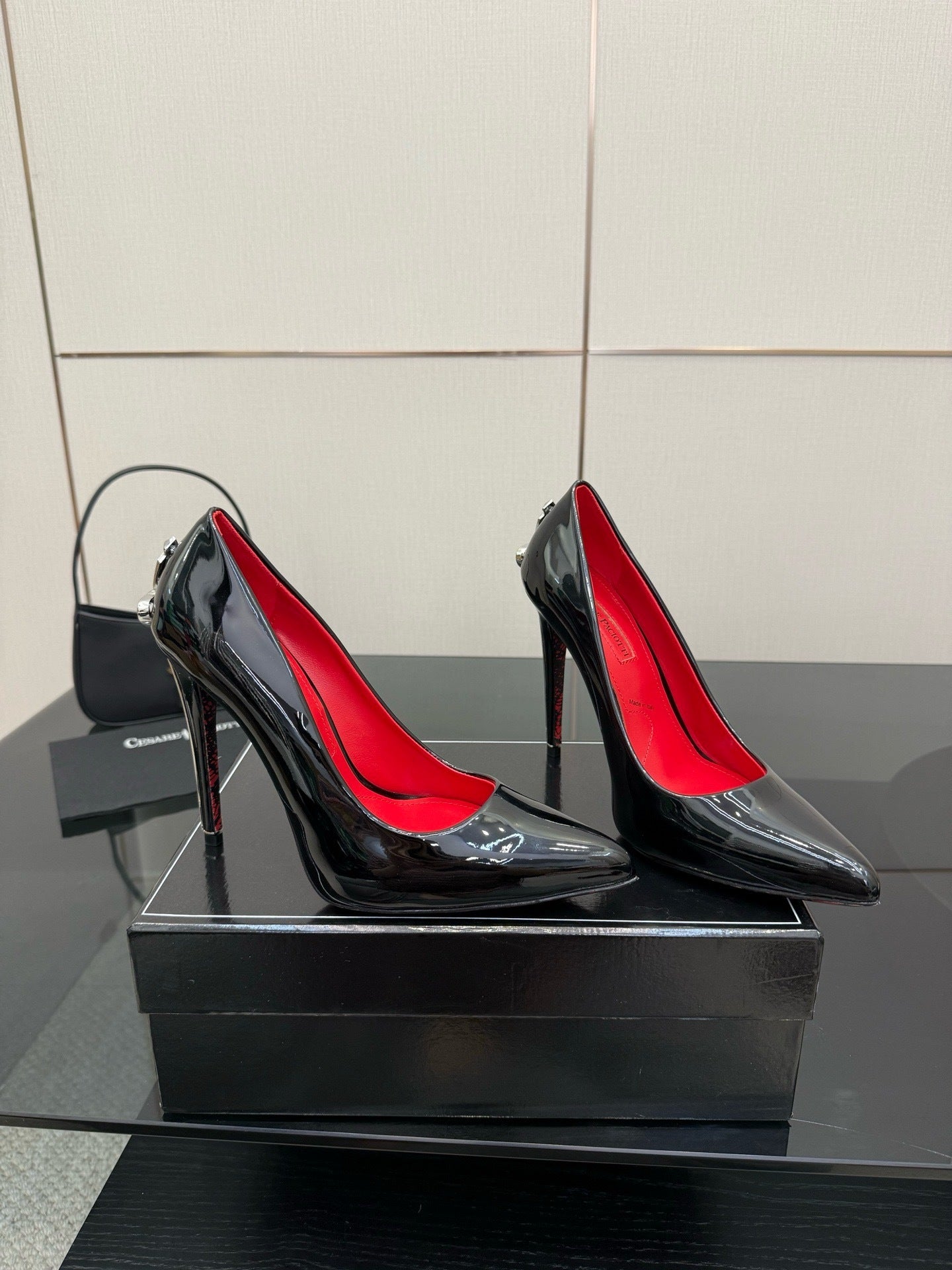 METALLIC DAGGER STILETTO PUMPS – BLACK PATENT EDITION