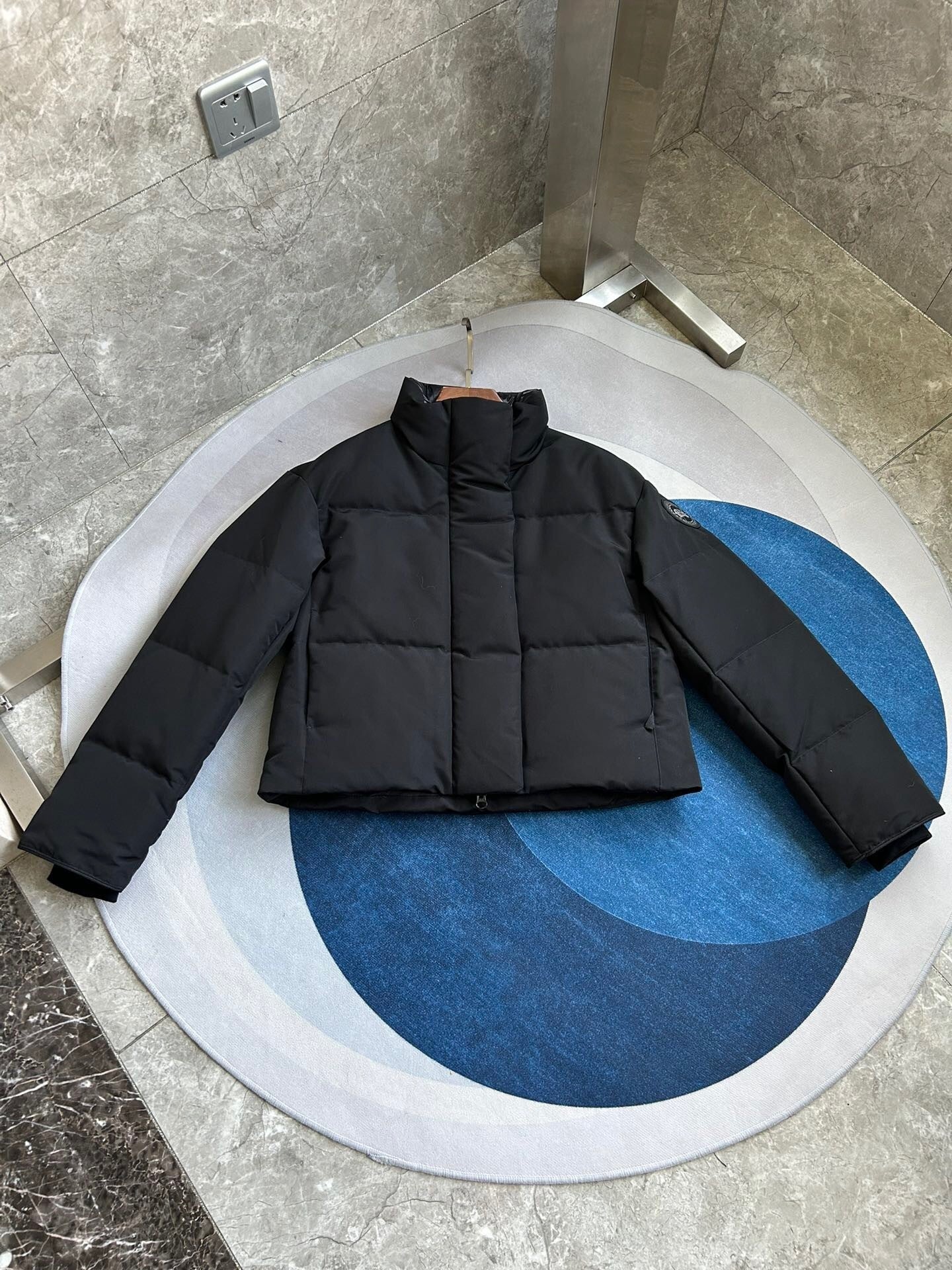 WOMEN’S BLACK CROPPED PADDED PUFFER JACKET WITH HIGH COLLAR