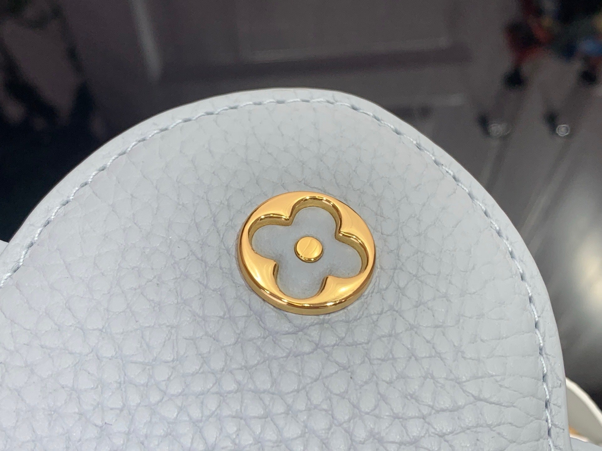 TASCHE MIT STRUKTURIERTEM OBEREN TRAGEGRIFF