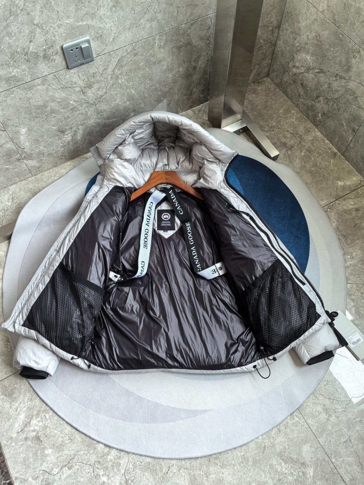 SILVER HOODED PUFFER JACKET