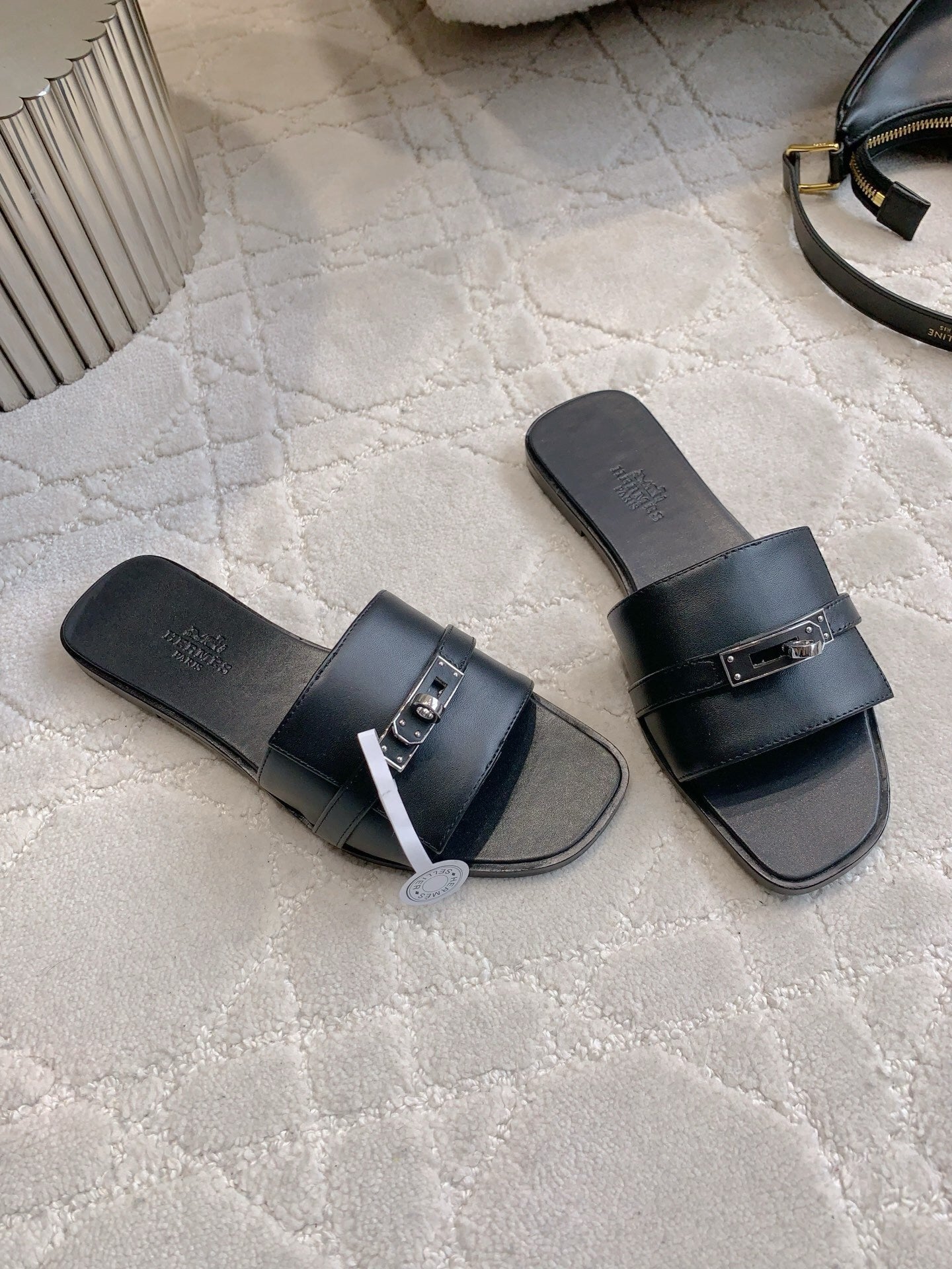 BLACK FLAT SLIDES WITH MINIMALIST STRAP DETAIL