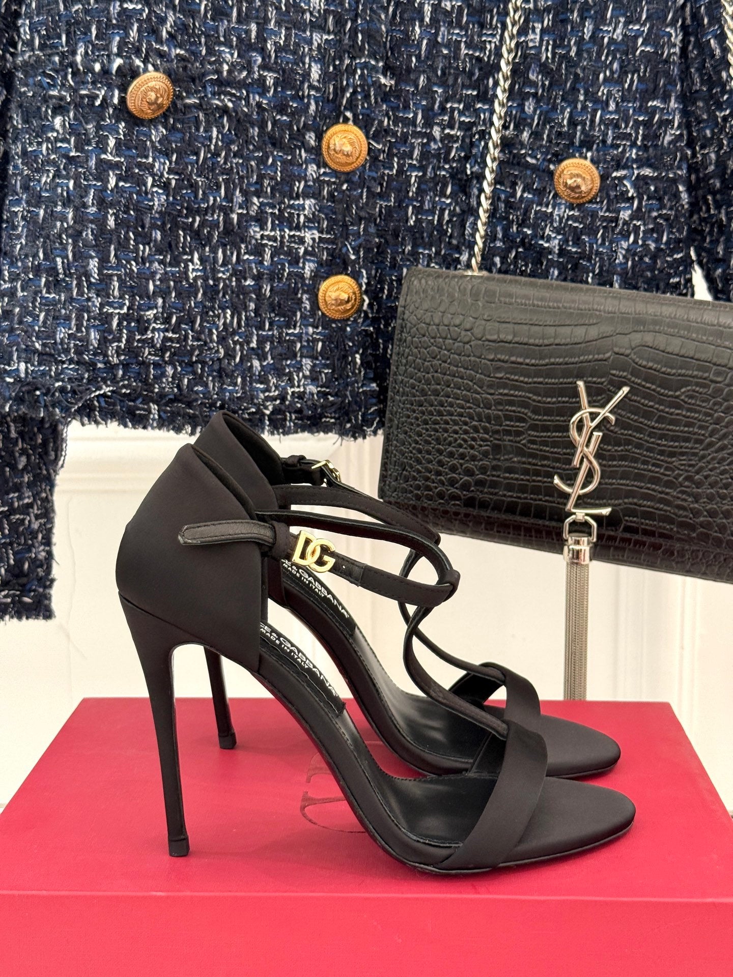 IVORY STRAPPY HEEL SANDALS WITH MODERN MINIMAL DESIGN
