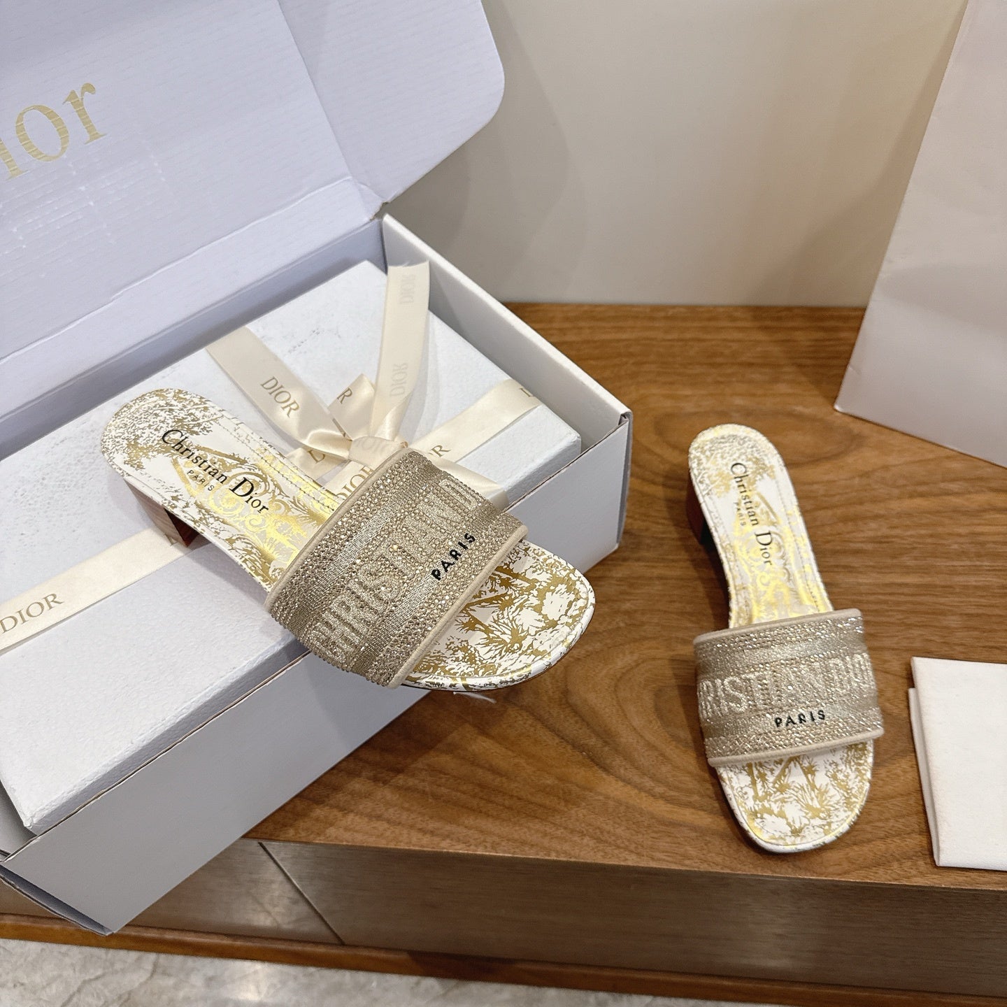 GOLD TOILE PRINT LOGO SLIDE SANDALS