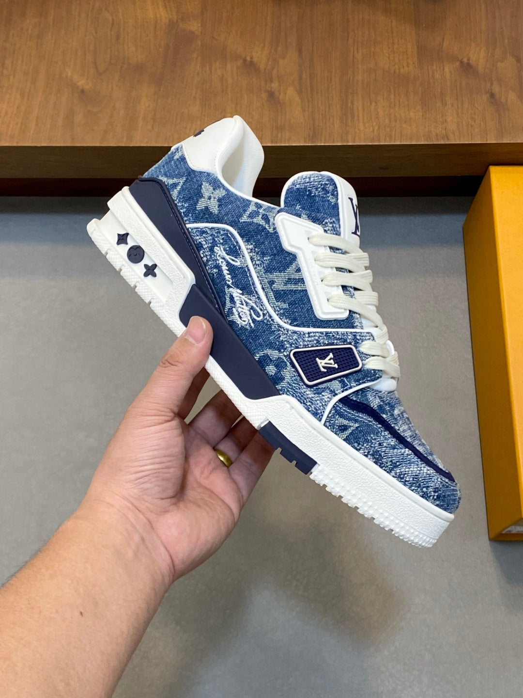 Blaue Denim-Sneaker mit niedrigem Schaft und kontrastierender weißer Sohle