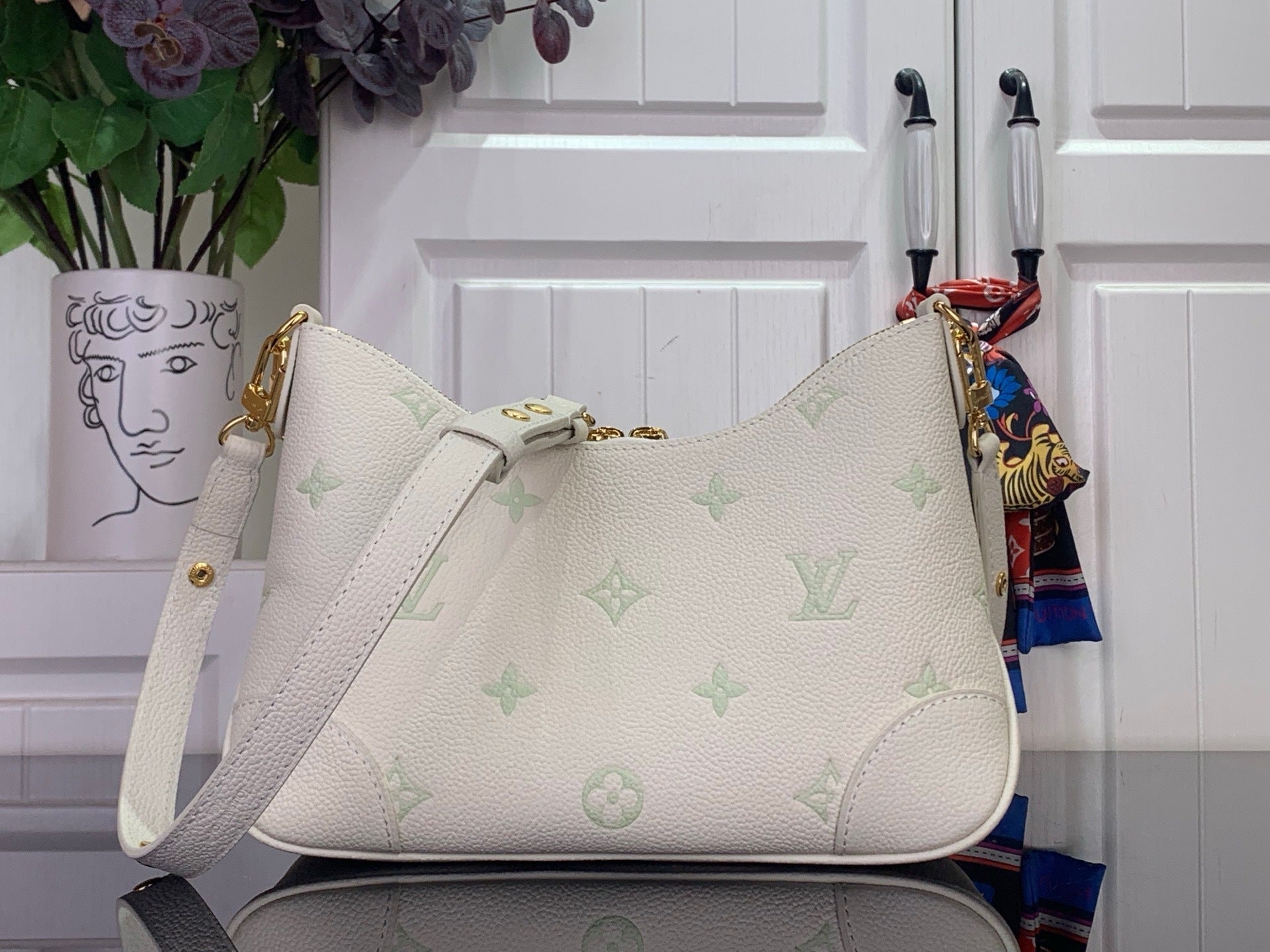 CHAIN ACCENT SHOULDER BAG