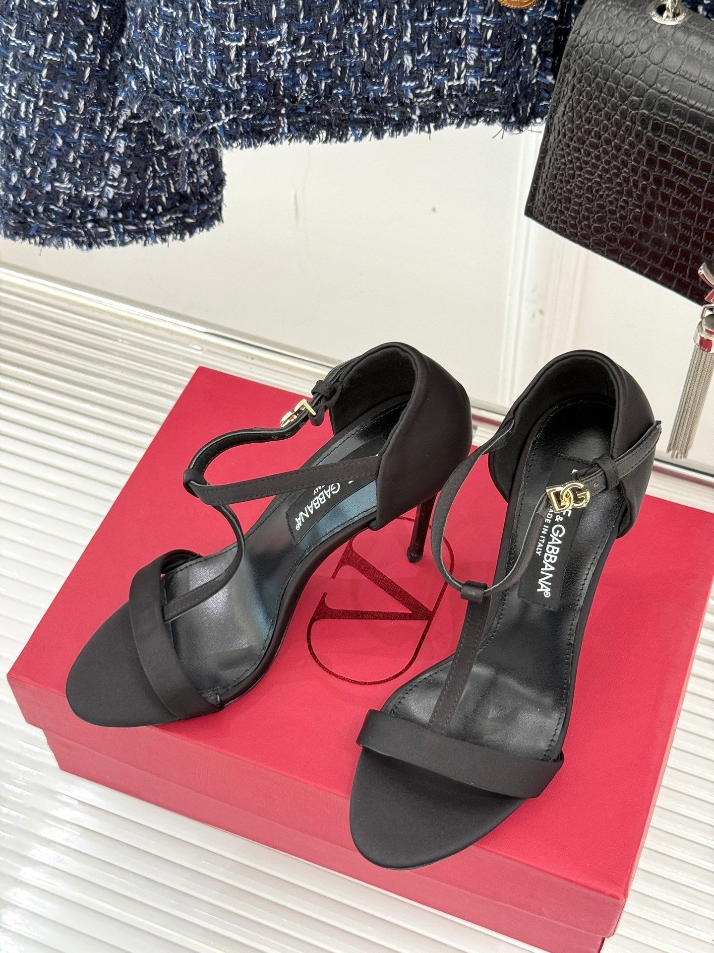 IVORY STRAPPY HEEL SANDALS WITH MODERN MINIMAL DESIGN