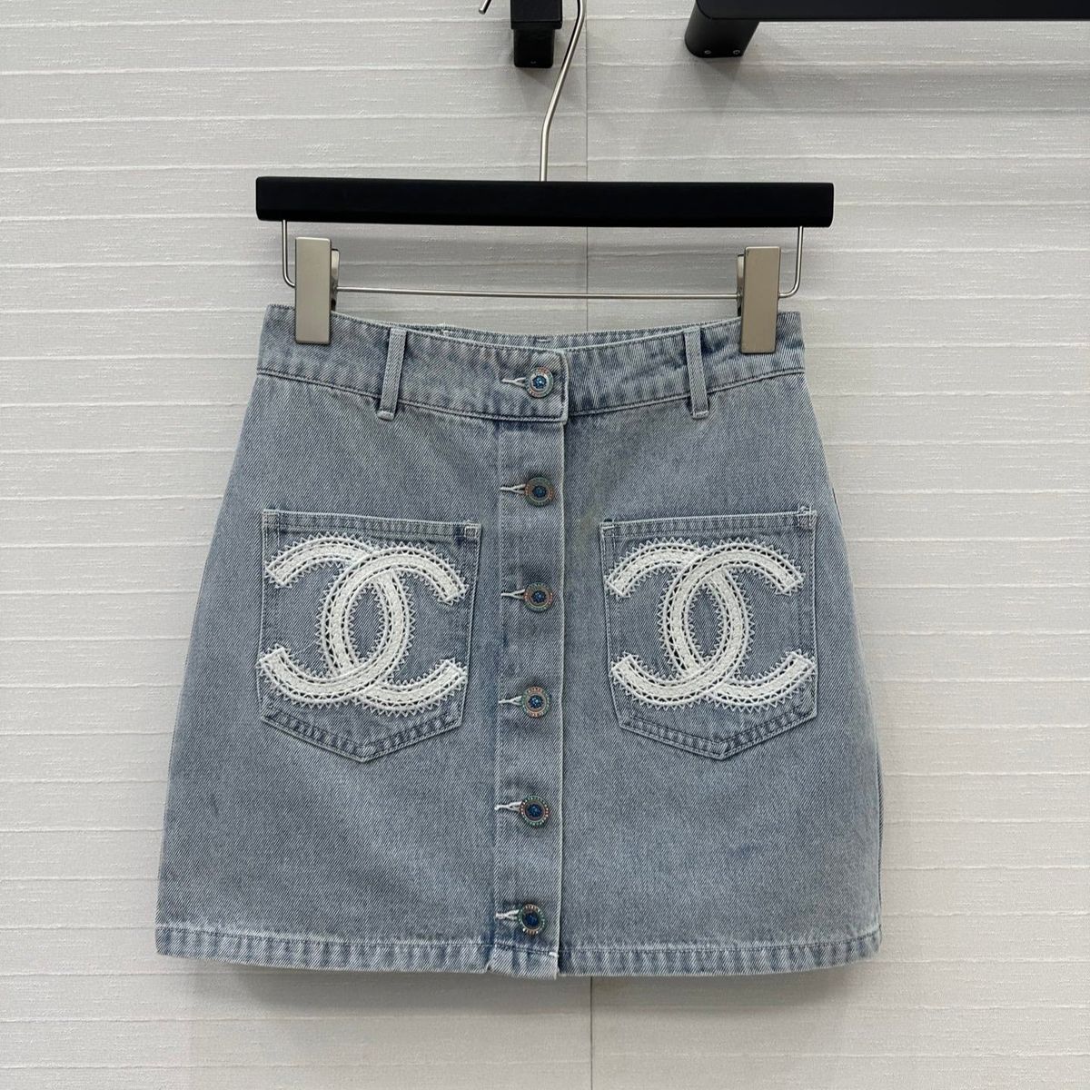 CLASSIC HIGH-RISE DENIM SKIRT