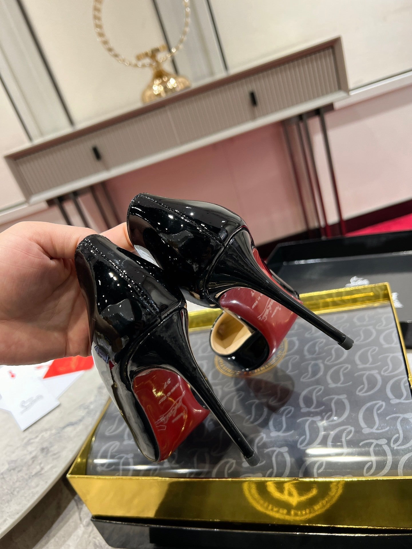 BLACK PATENT STILETTO POINTED PUMPS