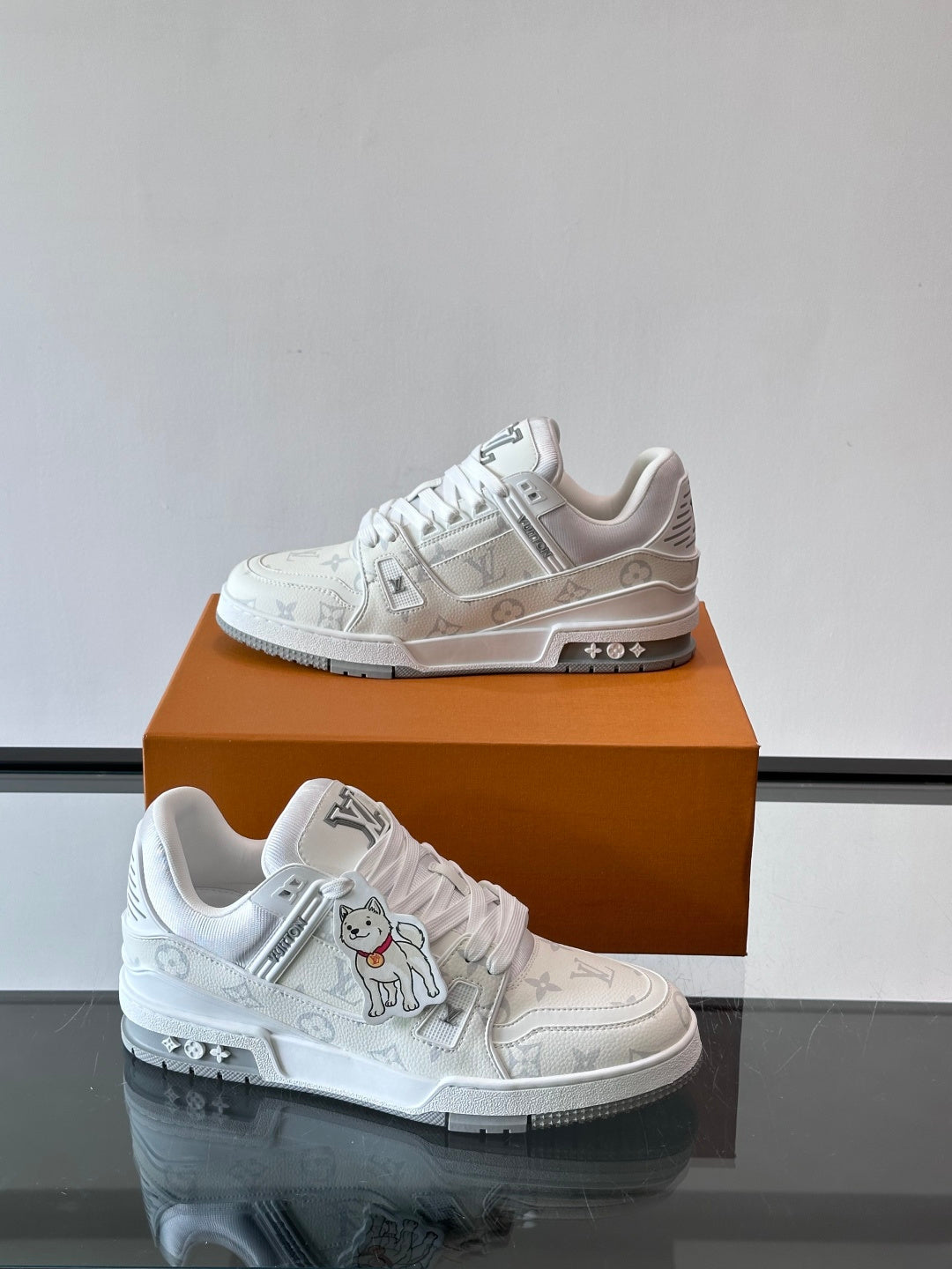 WHITE LOW-TOP SNEAKERS WITH CHARACTER CHARM