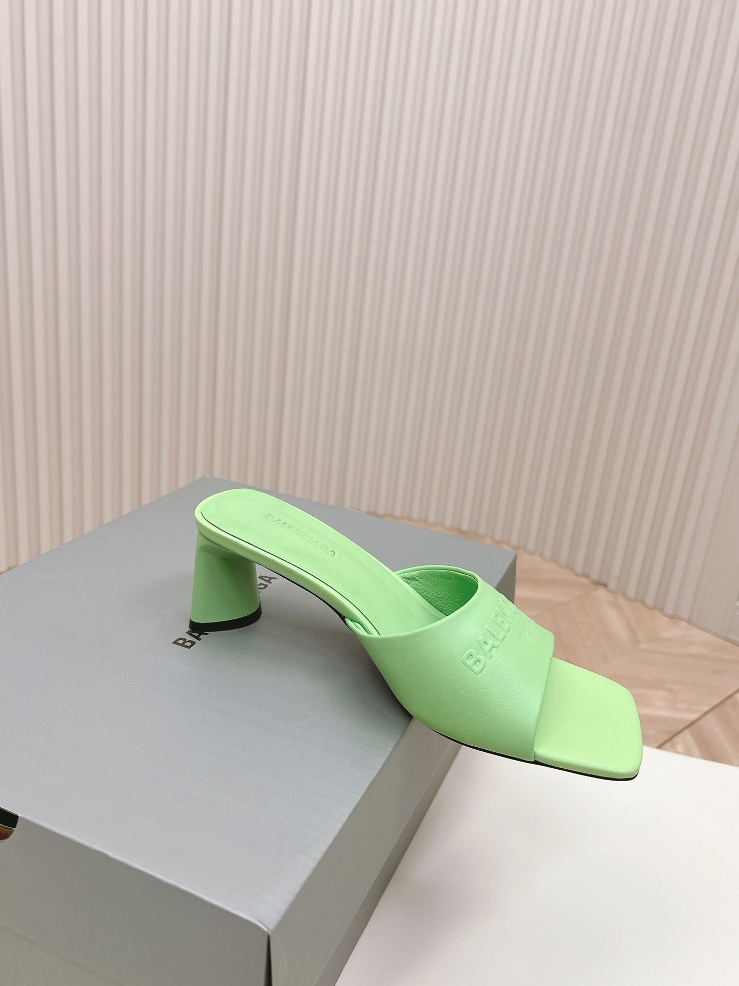 GREEN MINIMAL BLOCK HEEL MULES