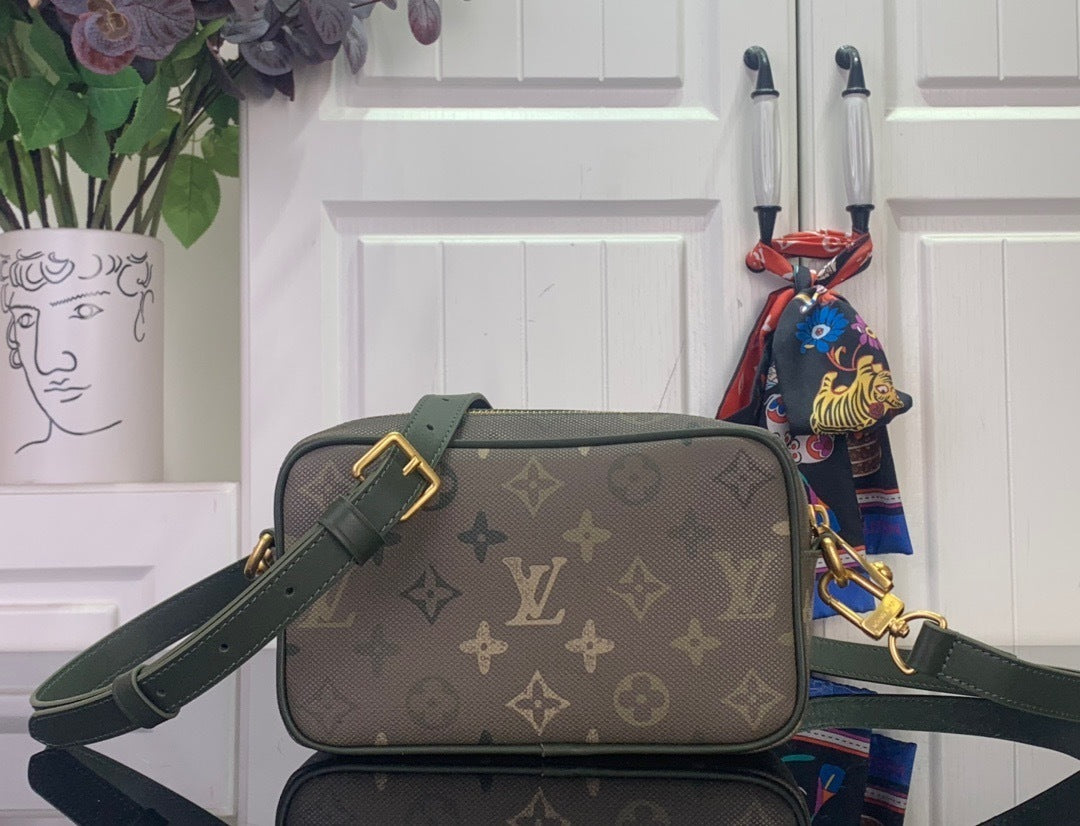 COMPACT CROSSBODY CAMERA BAG