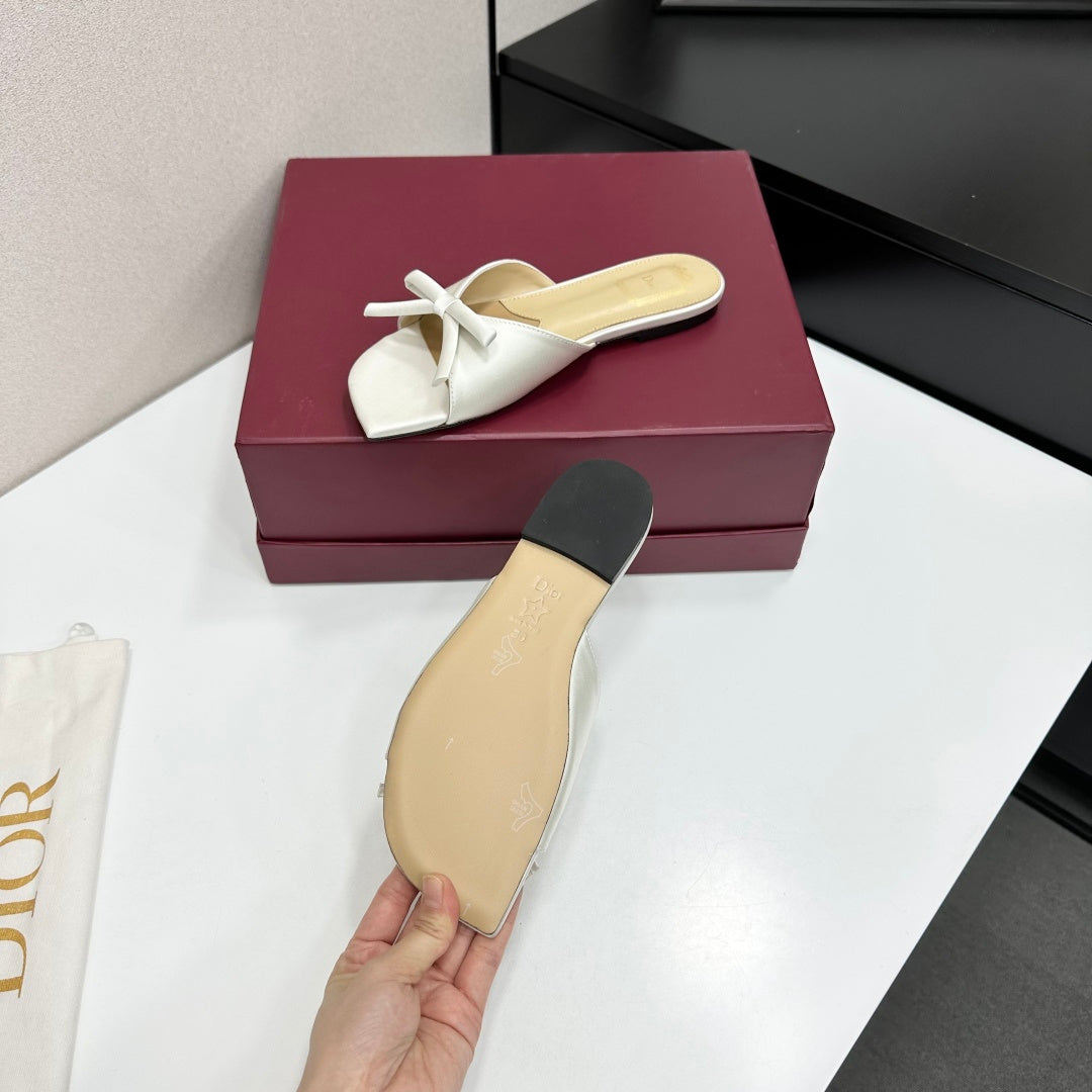 MINIMAL BOW DETAIL WHITE FLAT MULE SANDALS