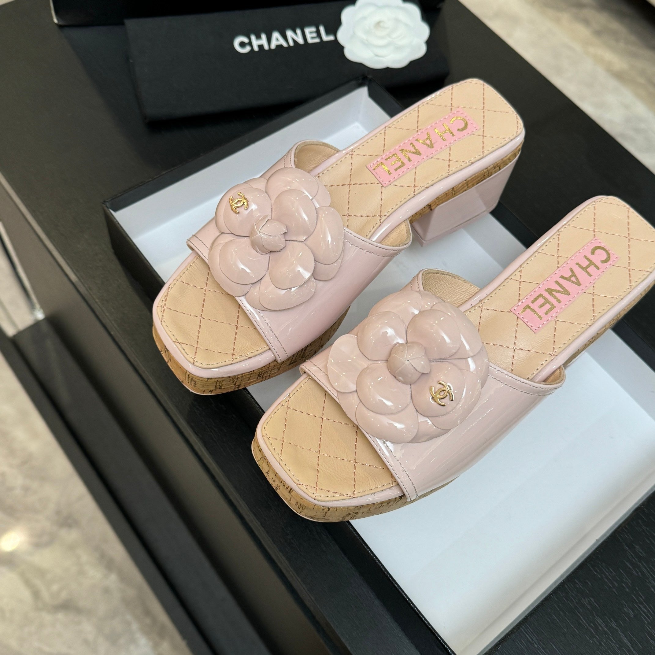 Rosafarbene, gesteppte Plateau-Sandalen mit Kamelien-Detail