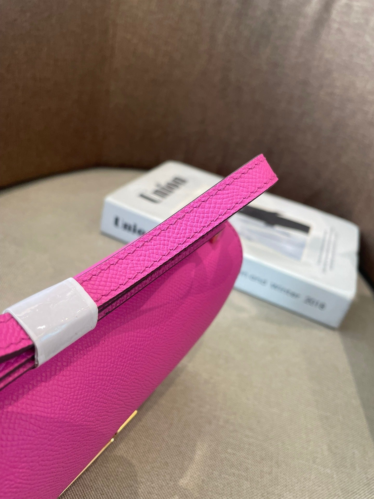 FUCHSIA STRUKTURIERTE UMHÄNGETASCHE