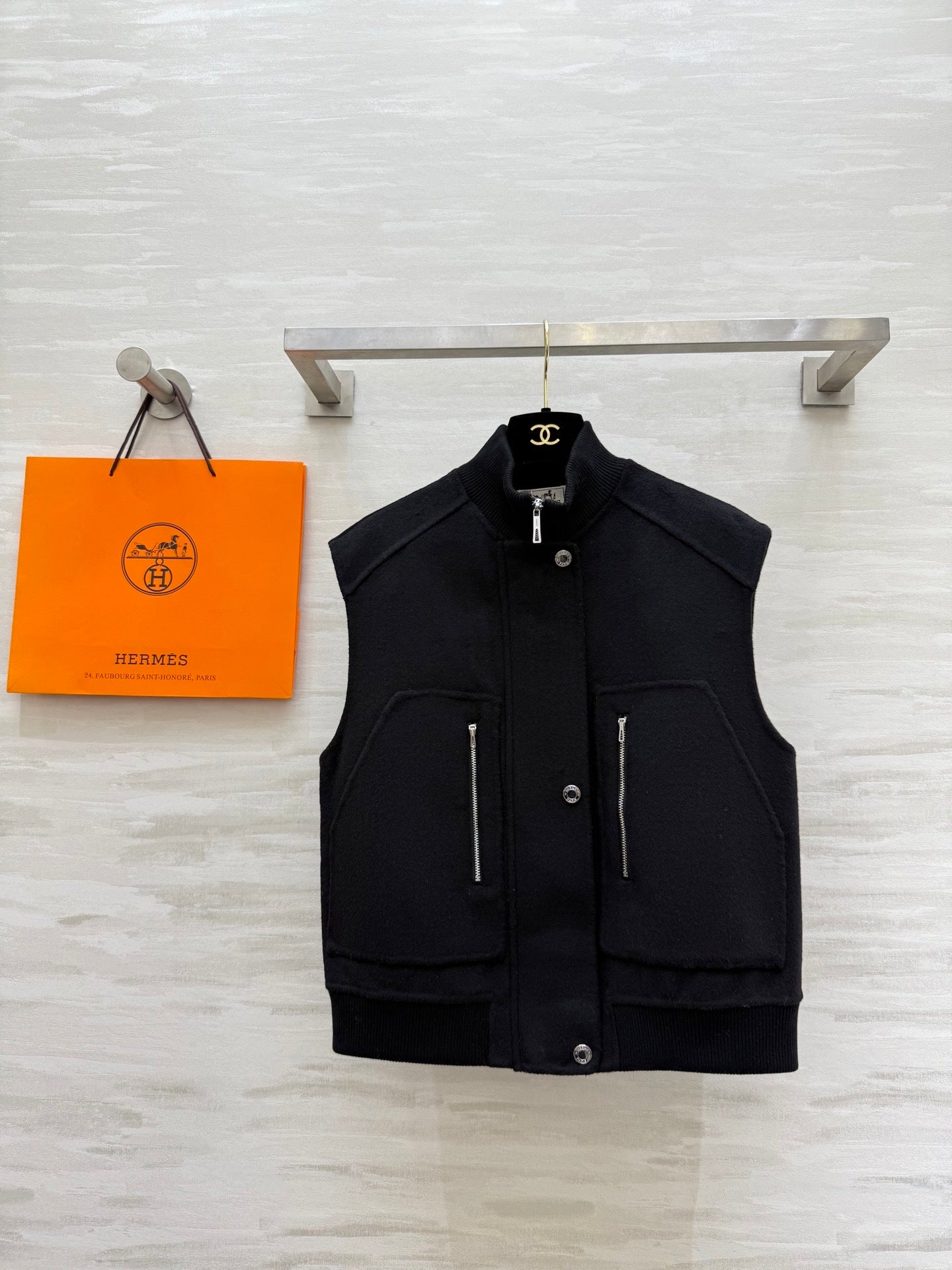BLACK PADDED ZIP-DETAIL UTILITY VEST