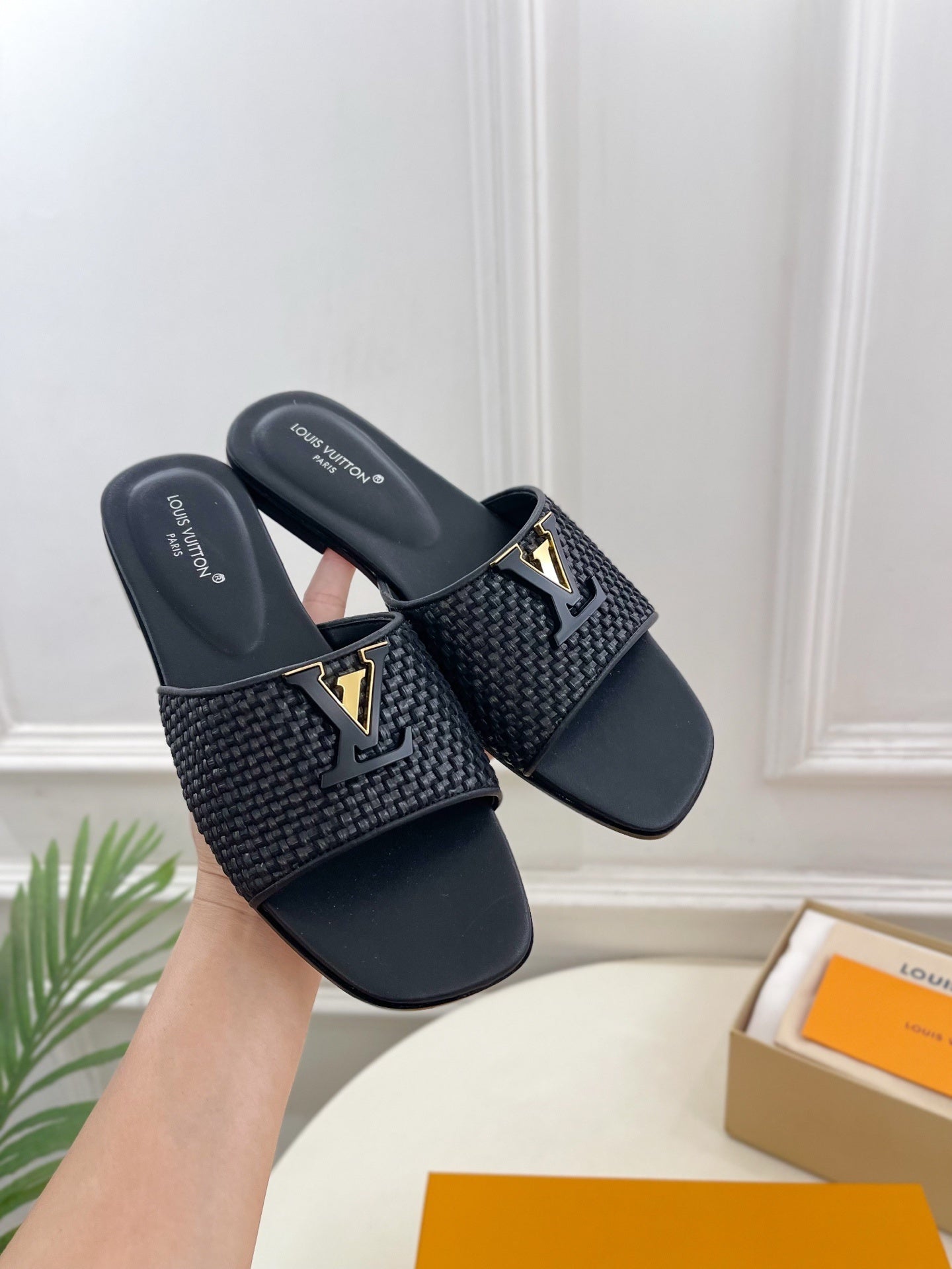 WOVEN TEXTURE MONOGRAM DETAIL SLIDE SANDALS – BLACK