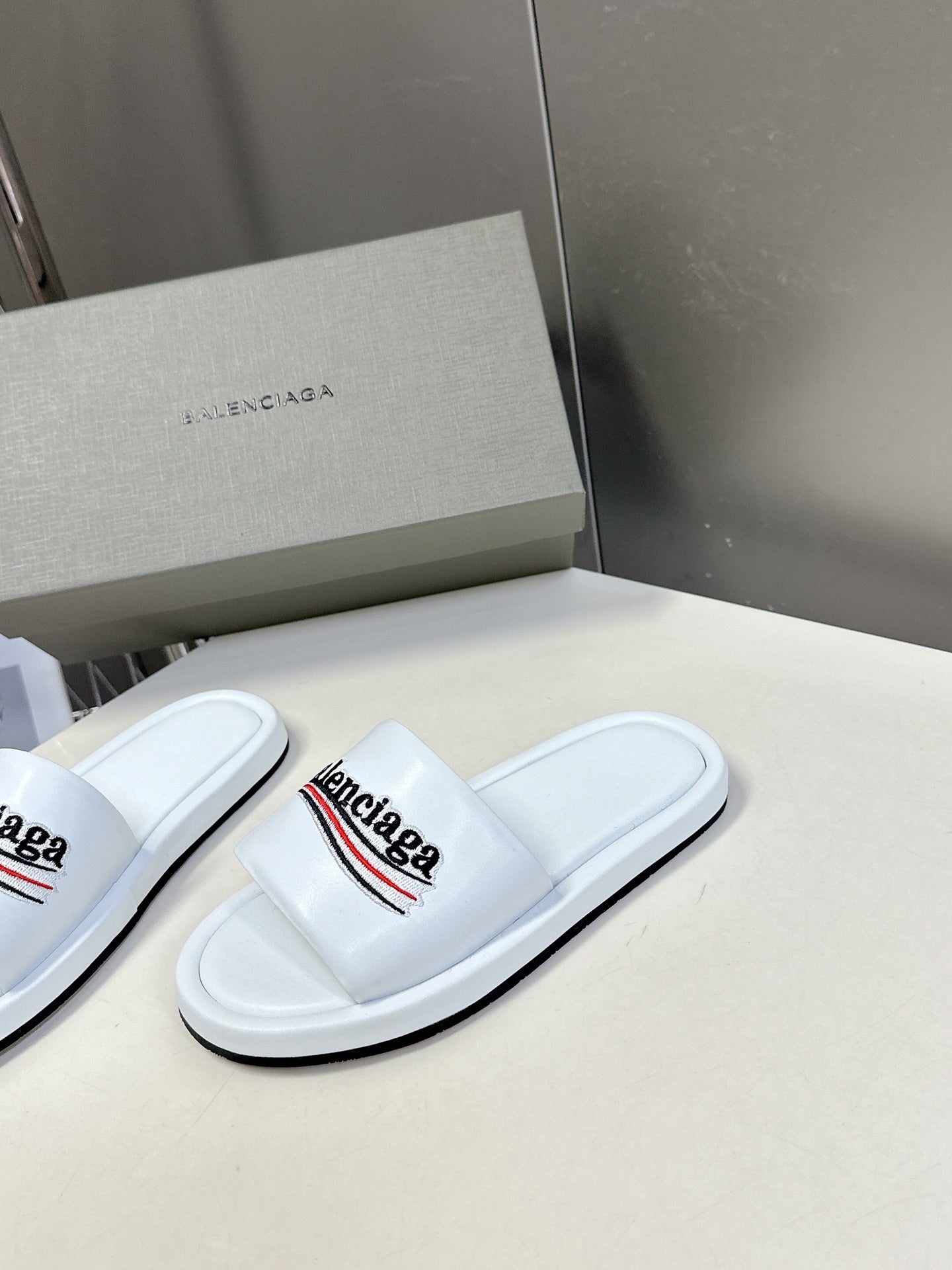 WHITE LOGO SLIDE SANDALS
