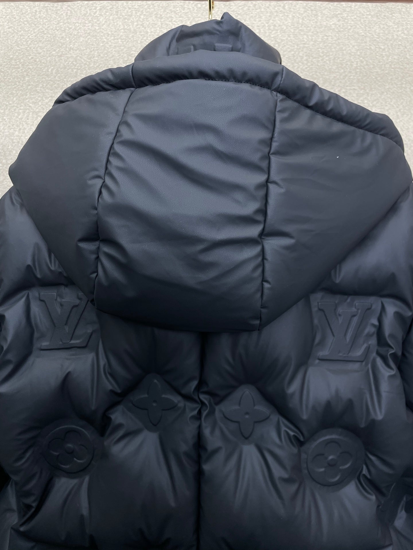 Daunenjacke mit geprägtem geometrischem Muster