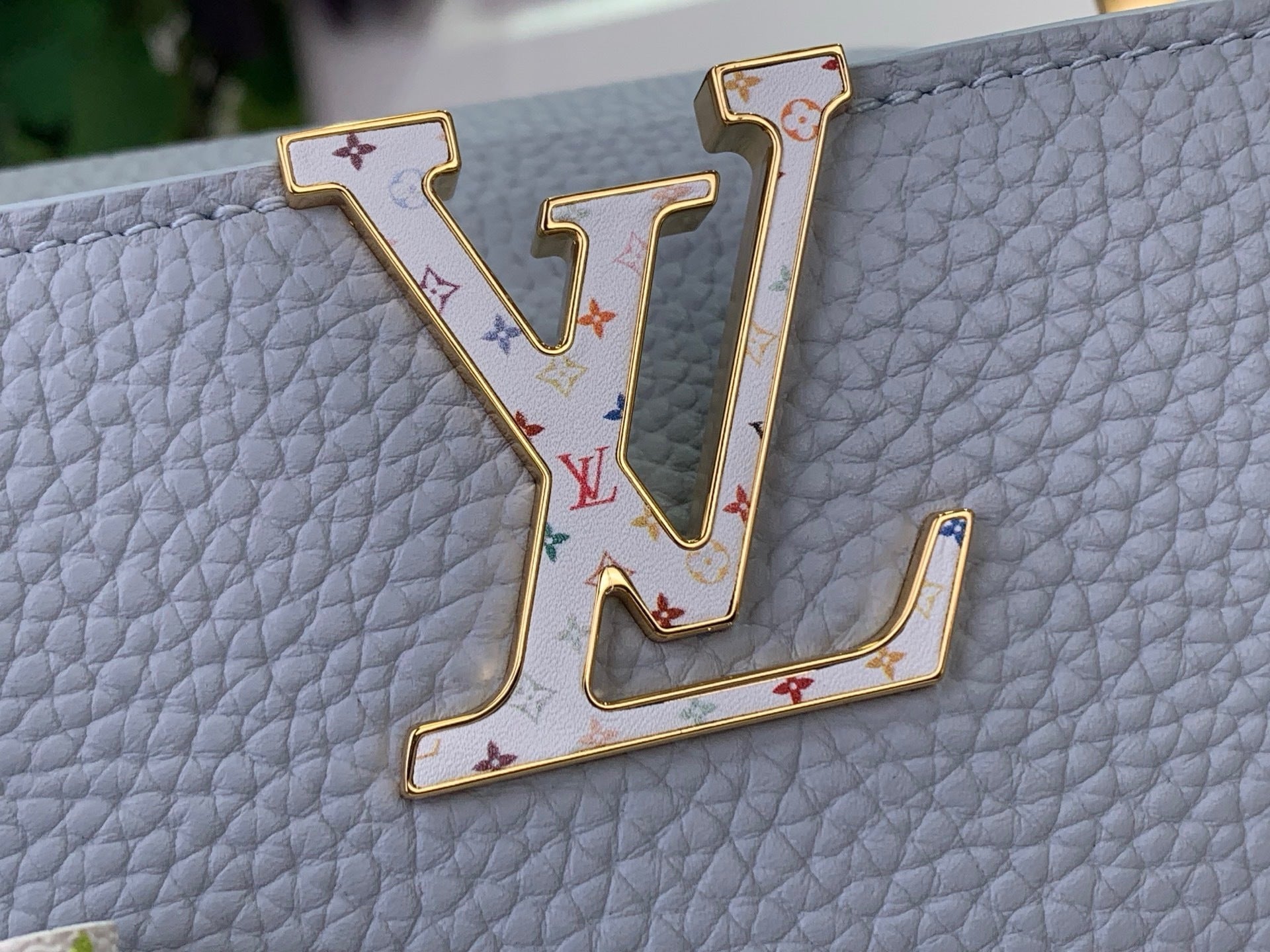 TASCHE MIT STRUKTURIERTEM OBEREN TRAGEGRIFF