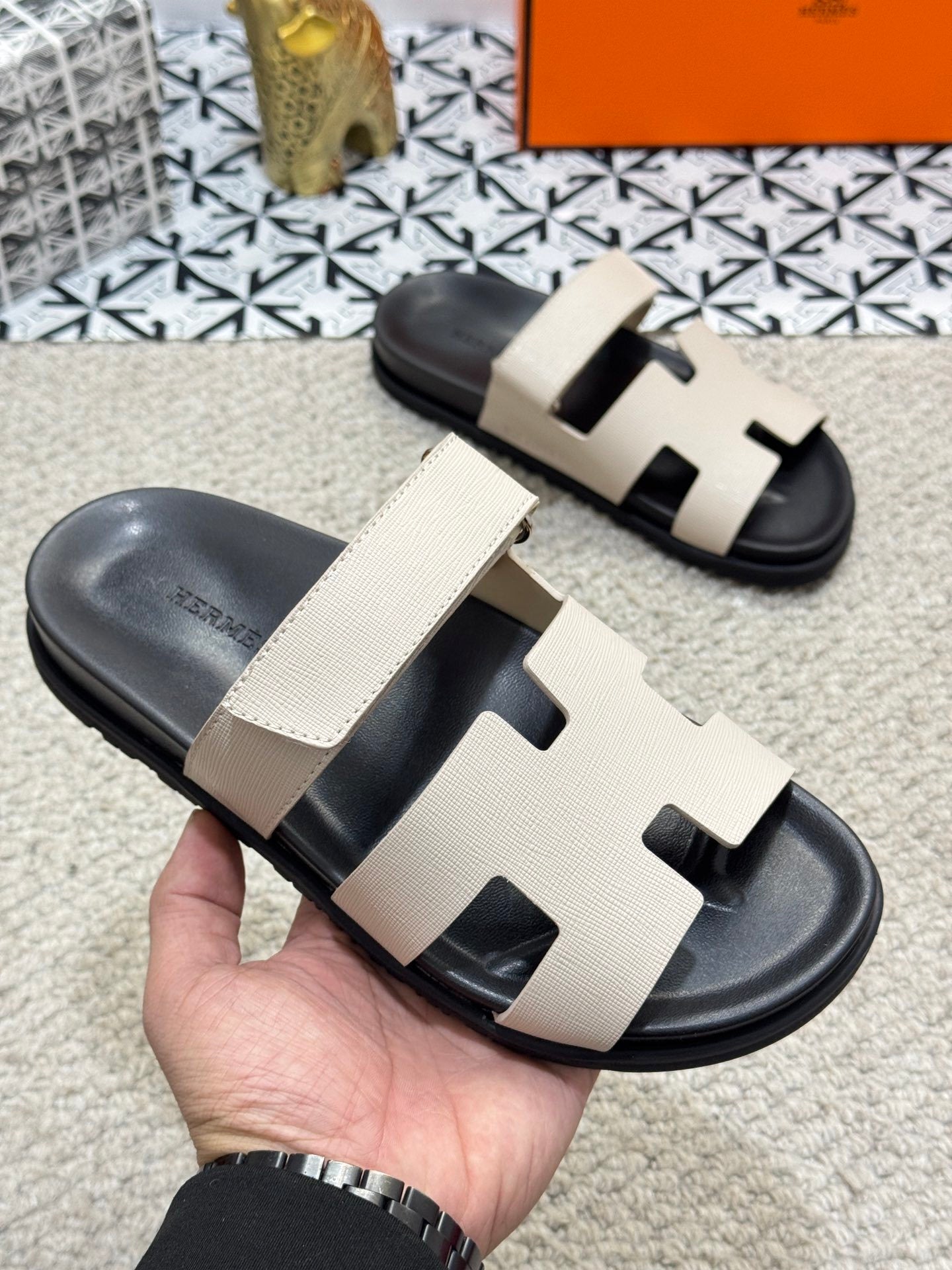 DUAL-TONE LEATHER SLIDE SANDALS