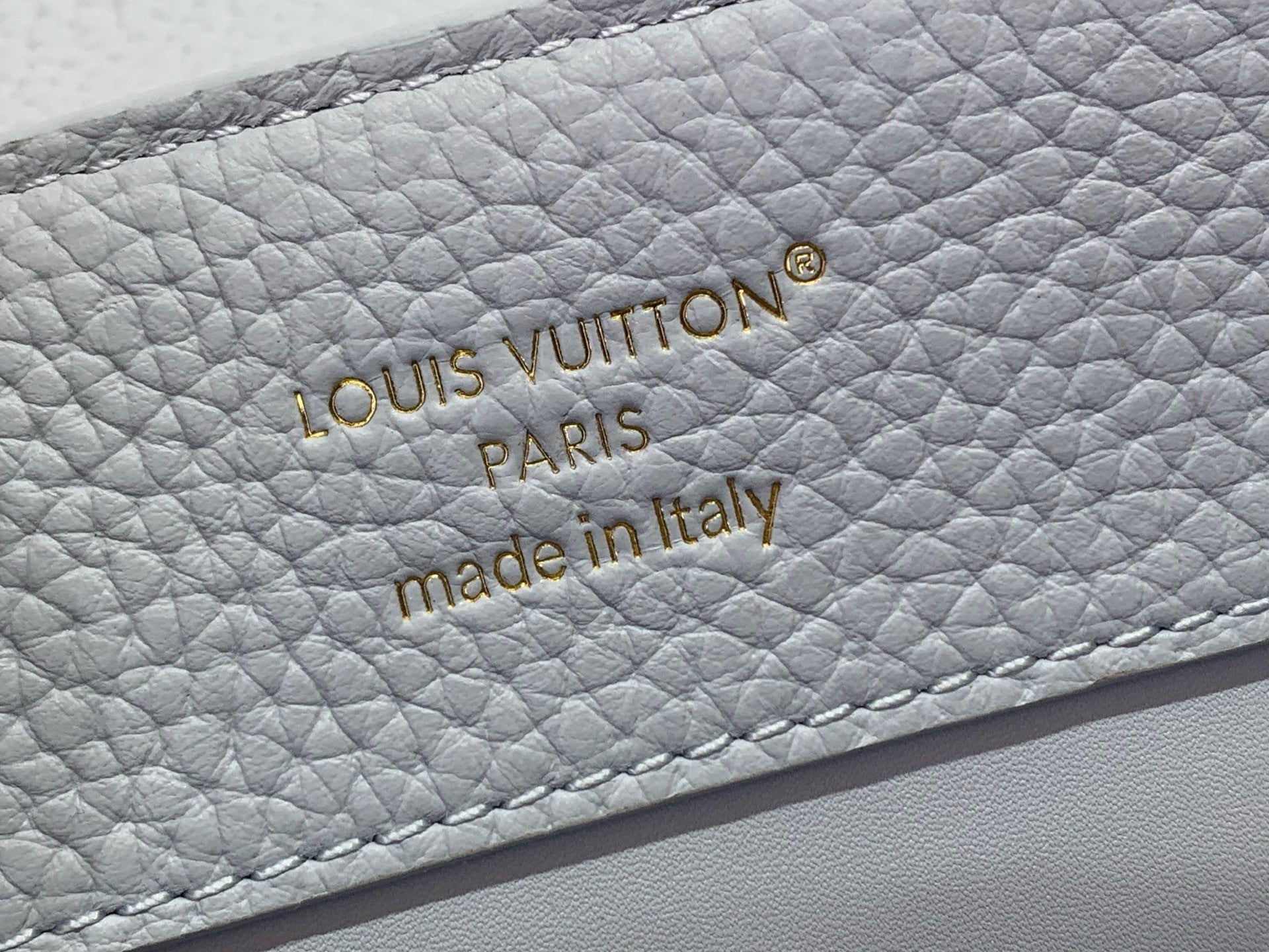 TASCHE MIT STRUKTURIERTEM OBEREN TRAGEGRIFF