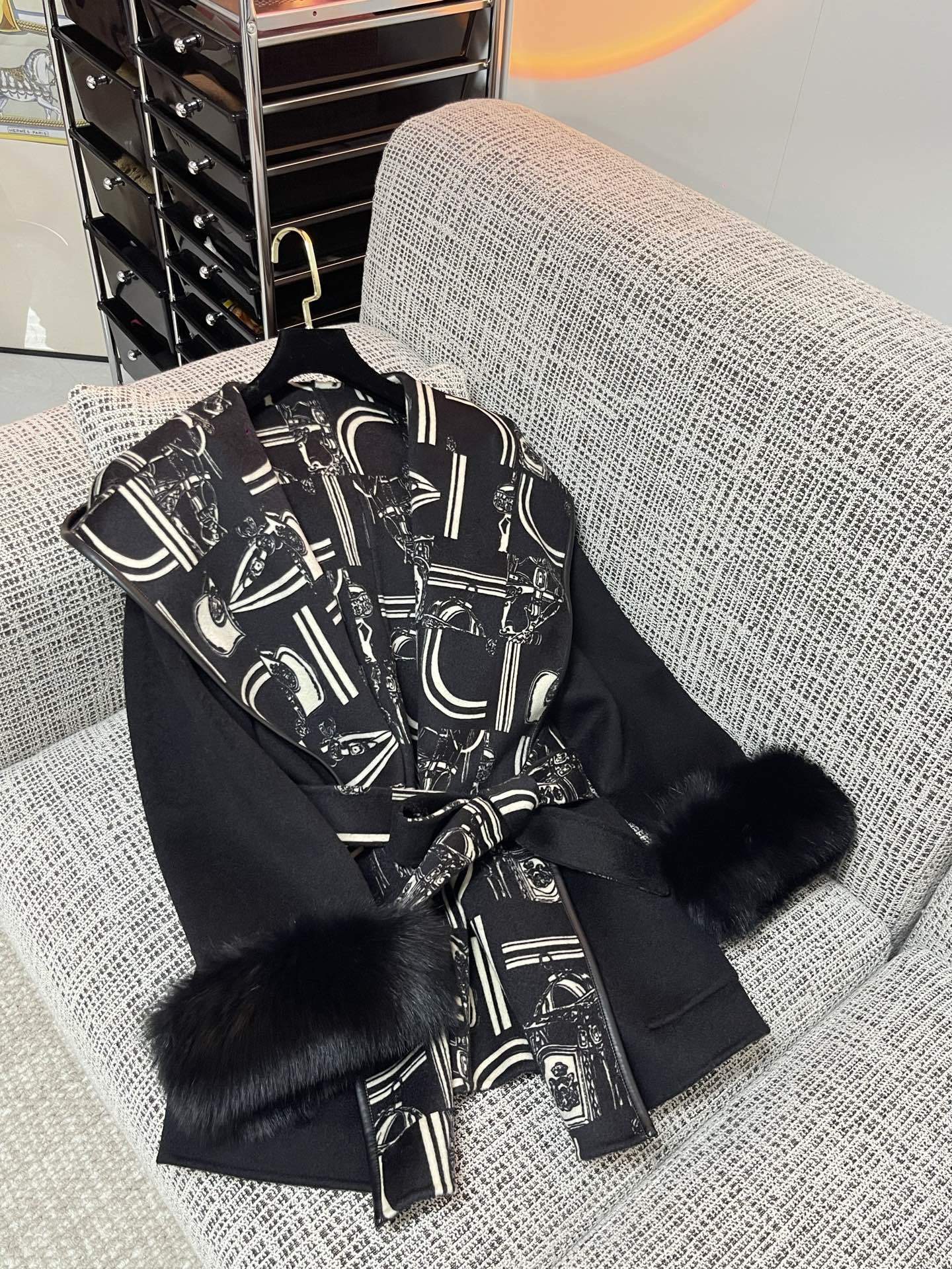 LUXURY BLACK COAT WITH GRAPHIC PRINT LAPELS & FUR CUFFS