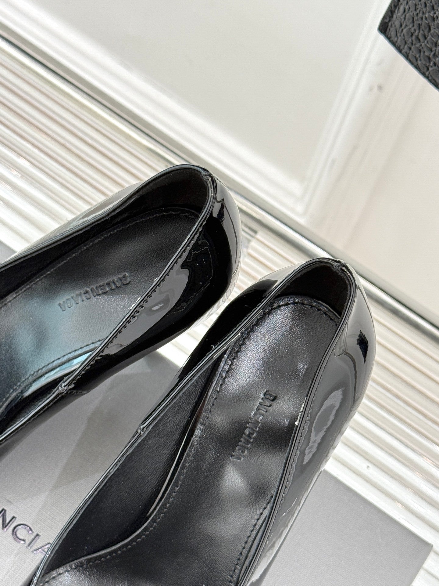 BLACK PATENT POINTED HEELS