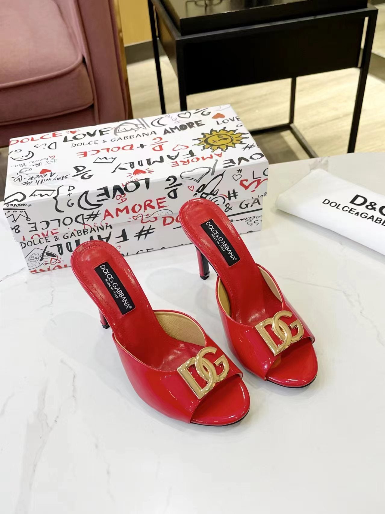LOGO PATENT MULE HEELS – RED STATEMENT