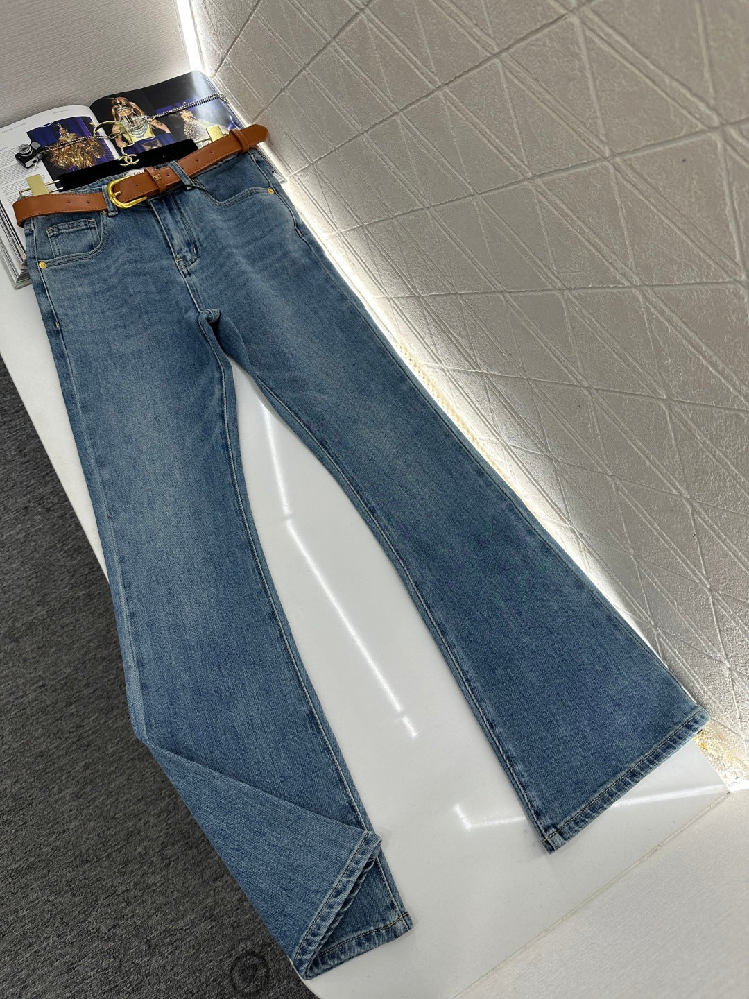 CLASSIC FLARED DENIM JEANS WITH BELT