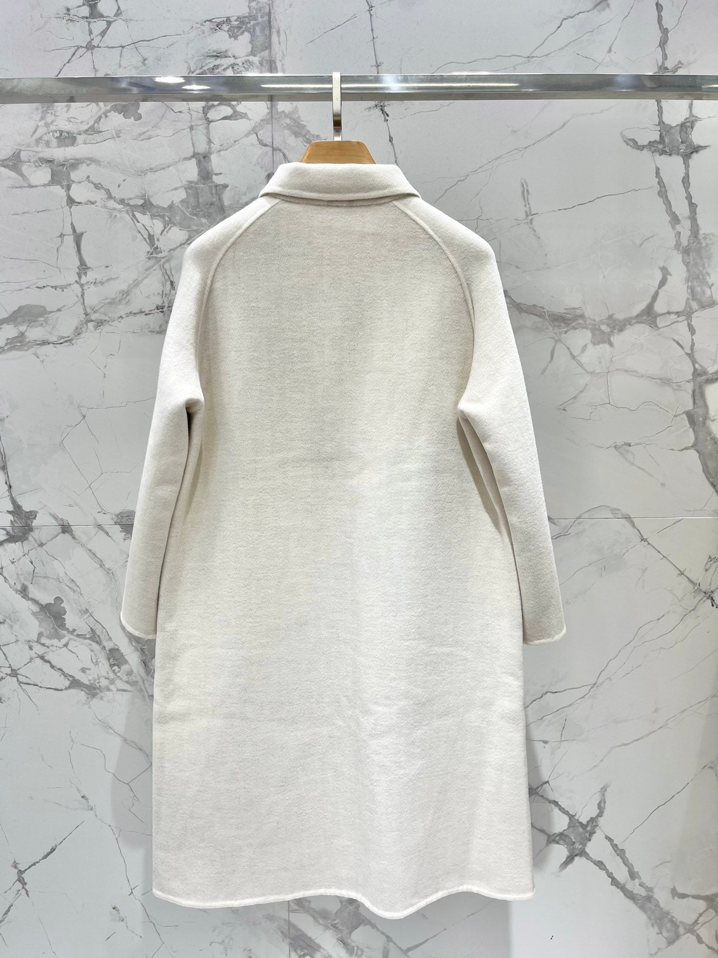 MINIMAL WOOL-BLEND ZIP COAT WITH CLEAN SILHOUETTE