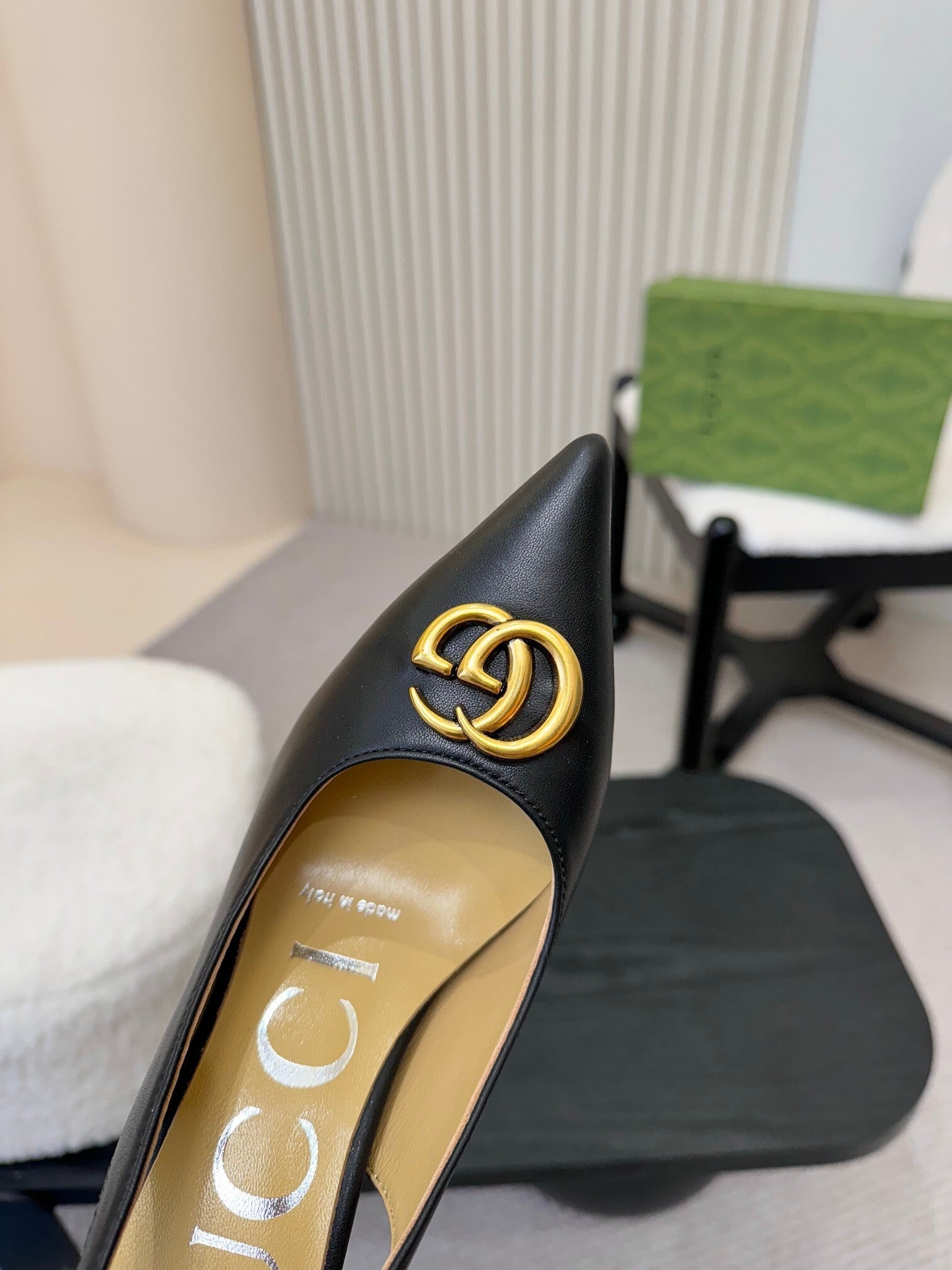 CLASSIC SLINGBACK HEELS WITH GOLD LOGO DETAIL