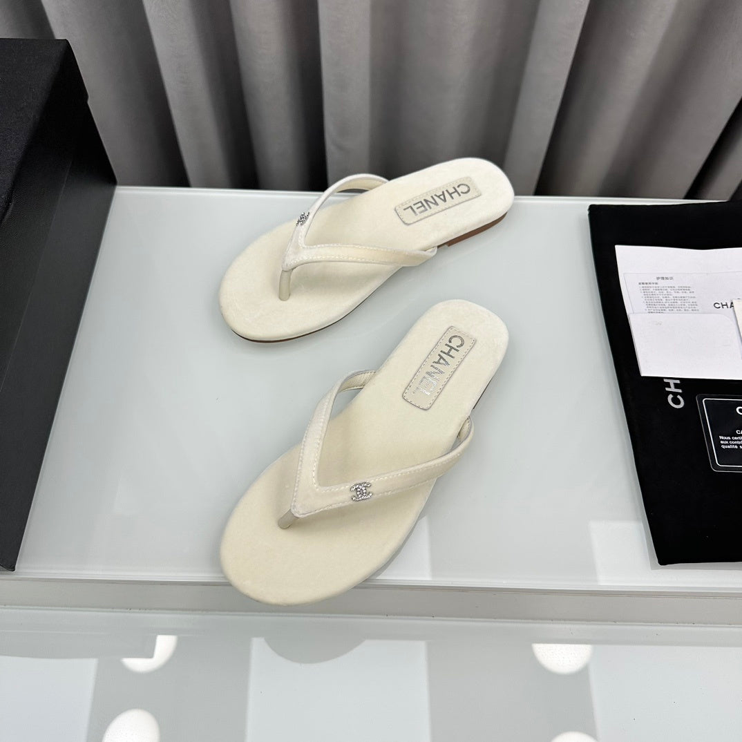 BEIGE FLIP FLOPS